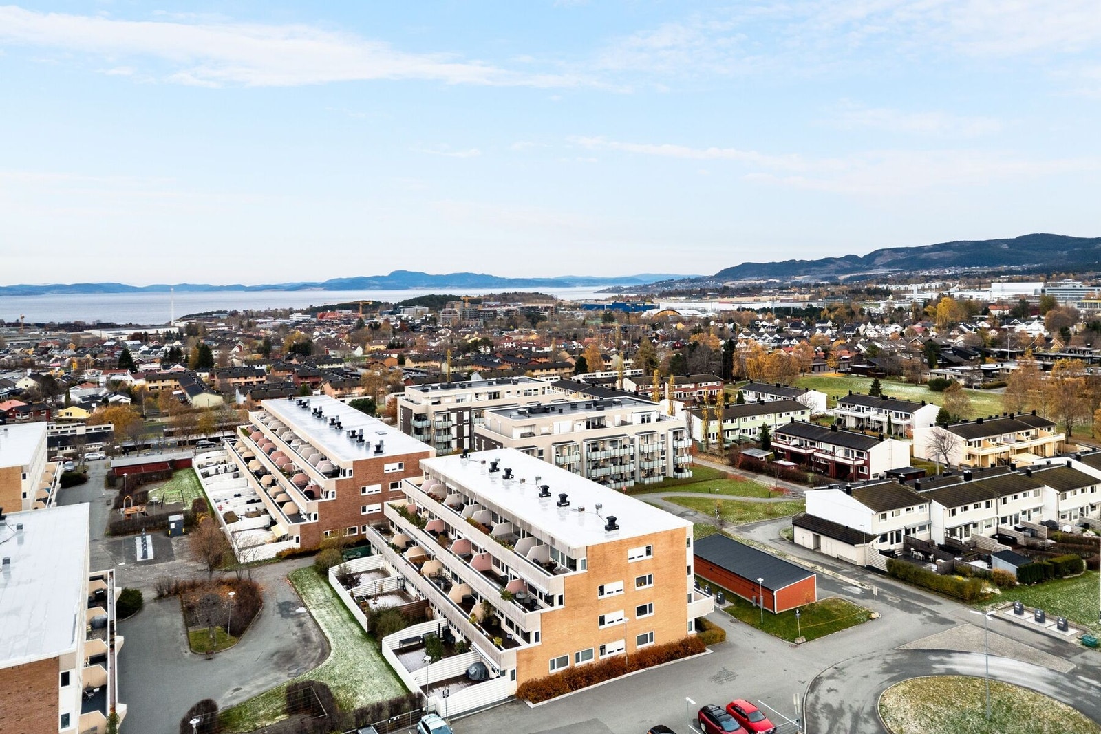 Området er også kjent for å være barnevennlig med nærhet til skoler, barnehager og aktiviteter for de minste. Galleribilde