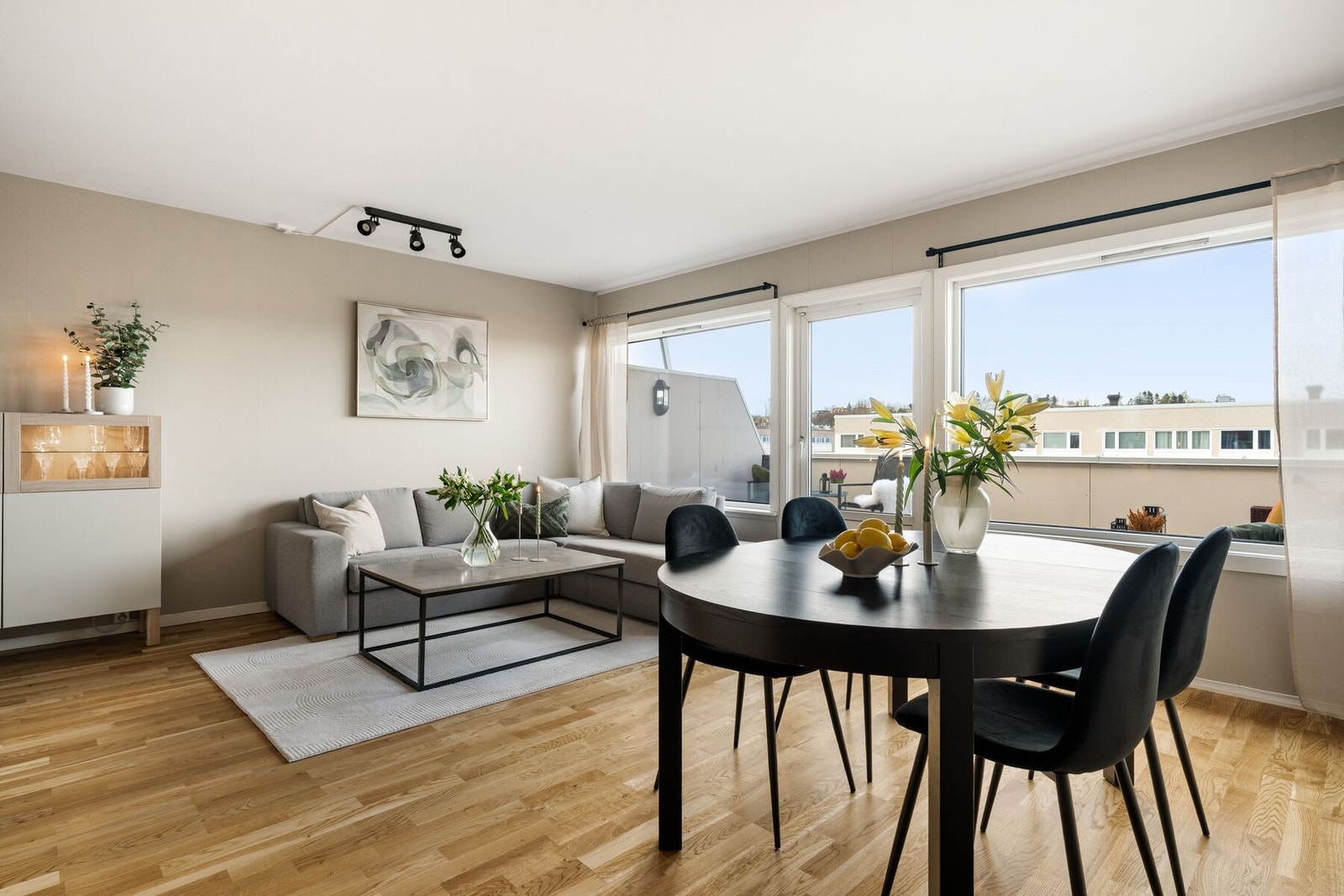 Hjertet i boligen er et innbydende og romslig oppholdsrom delt inn i flere soner med stue, spisestue og kjøkken. Galleribilde