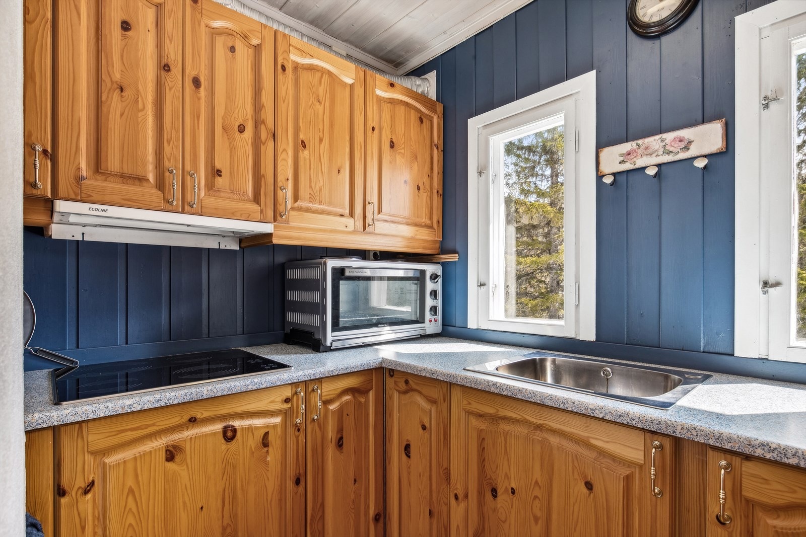 Kjøkkenet er godt vedlikeholdt og det er et godt "arbeidskjøkken" så her vil fredagstacoen smake ekstra godt Galleribilde