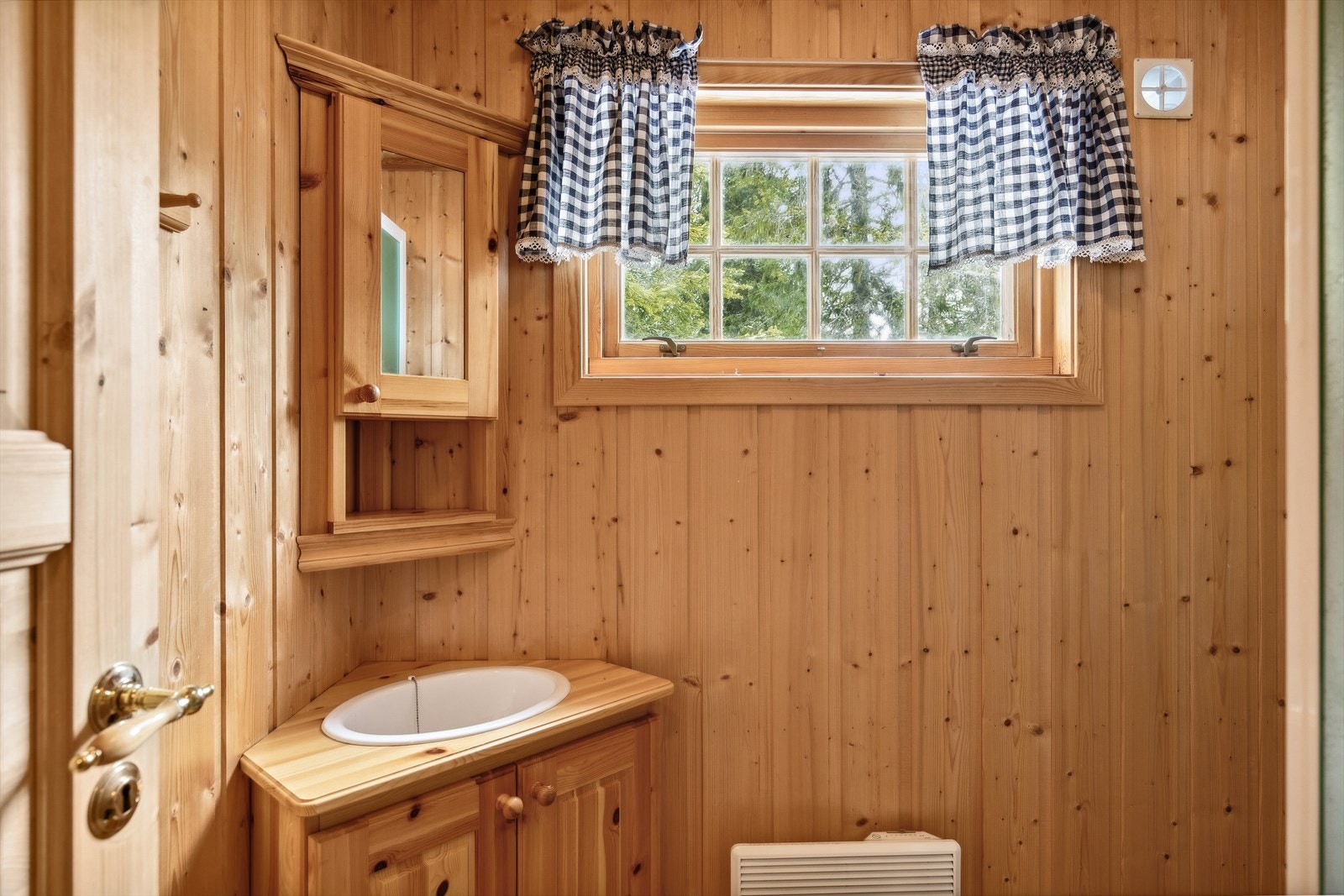 Enkel standard på badet, men pent vedlikeholdt Galleribilde