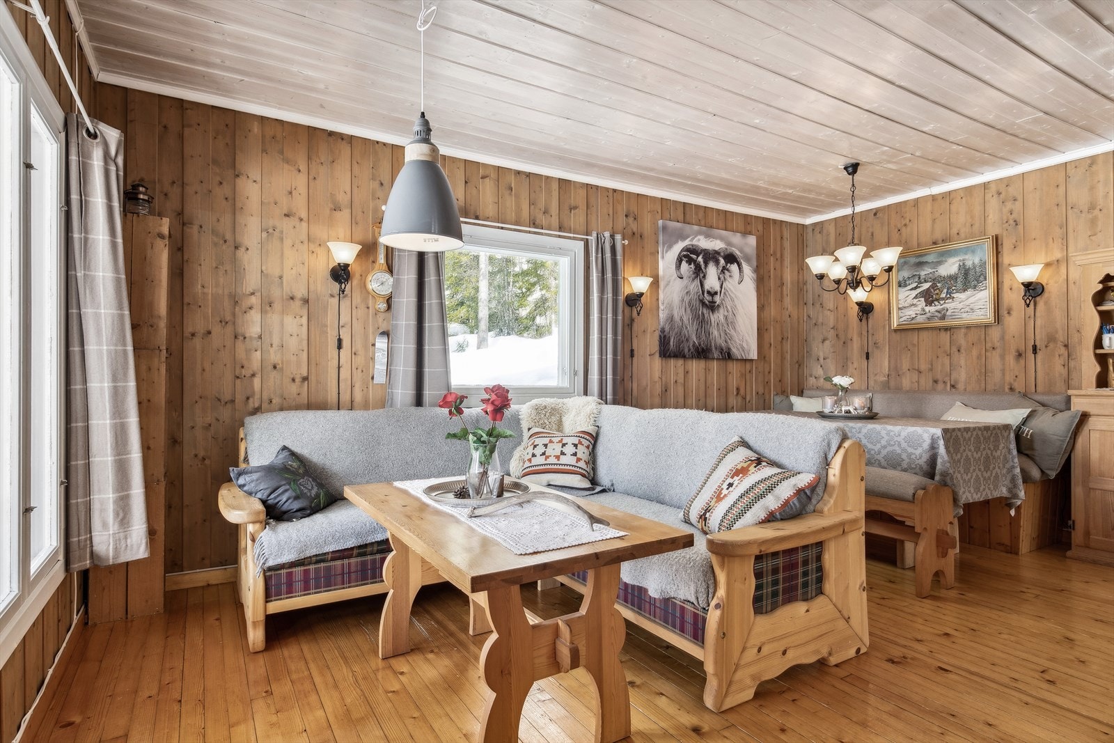 Det er plass til en romslig sofa og et spisebord Galleribilde