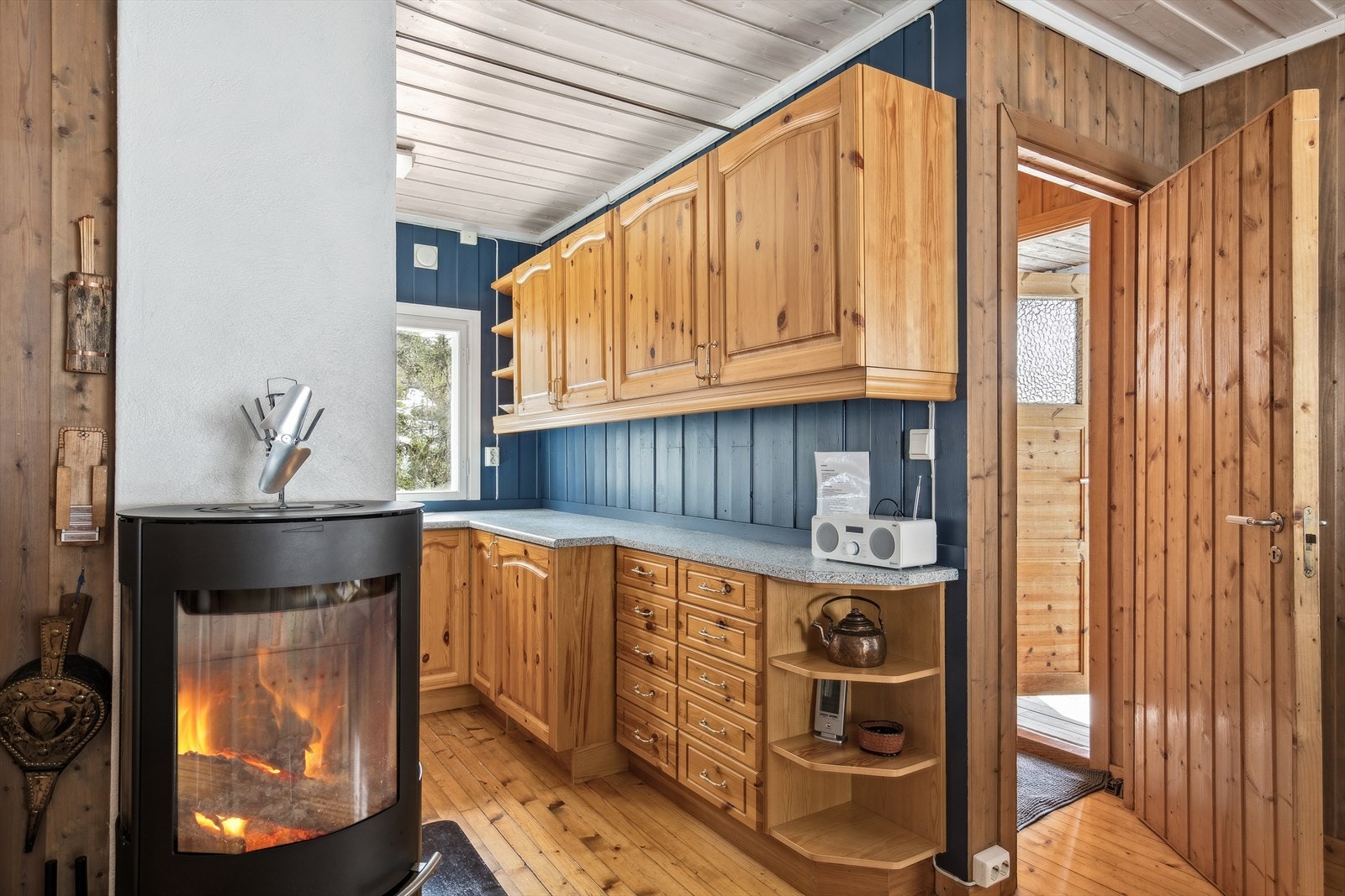 Kjøkkenet har godt med skap- og benkplass Galleribilde