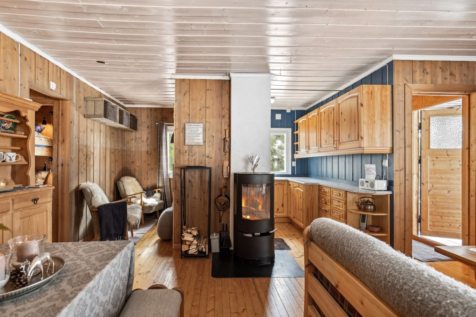 Med pipe i midten av hytta kan peisen varme opp hele hytta Galleribilde