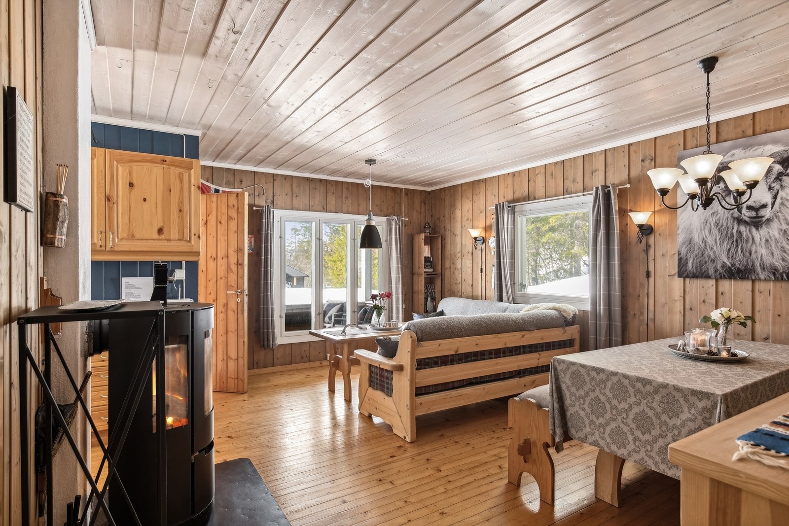 Det er en ganske romslig hytte for sin størrelse Galleribilde
