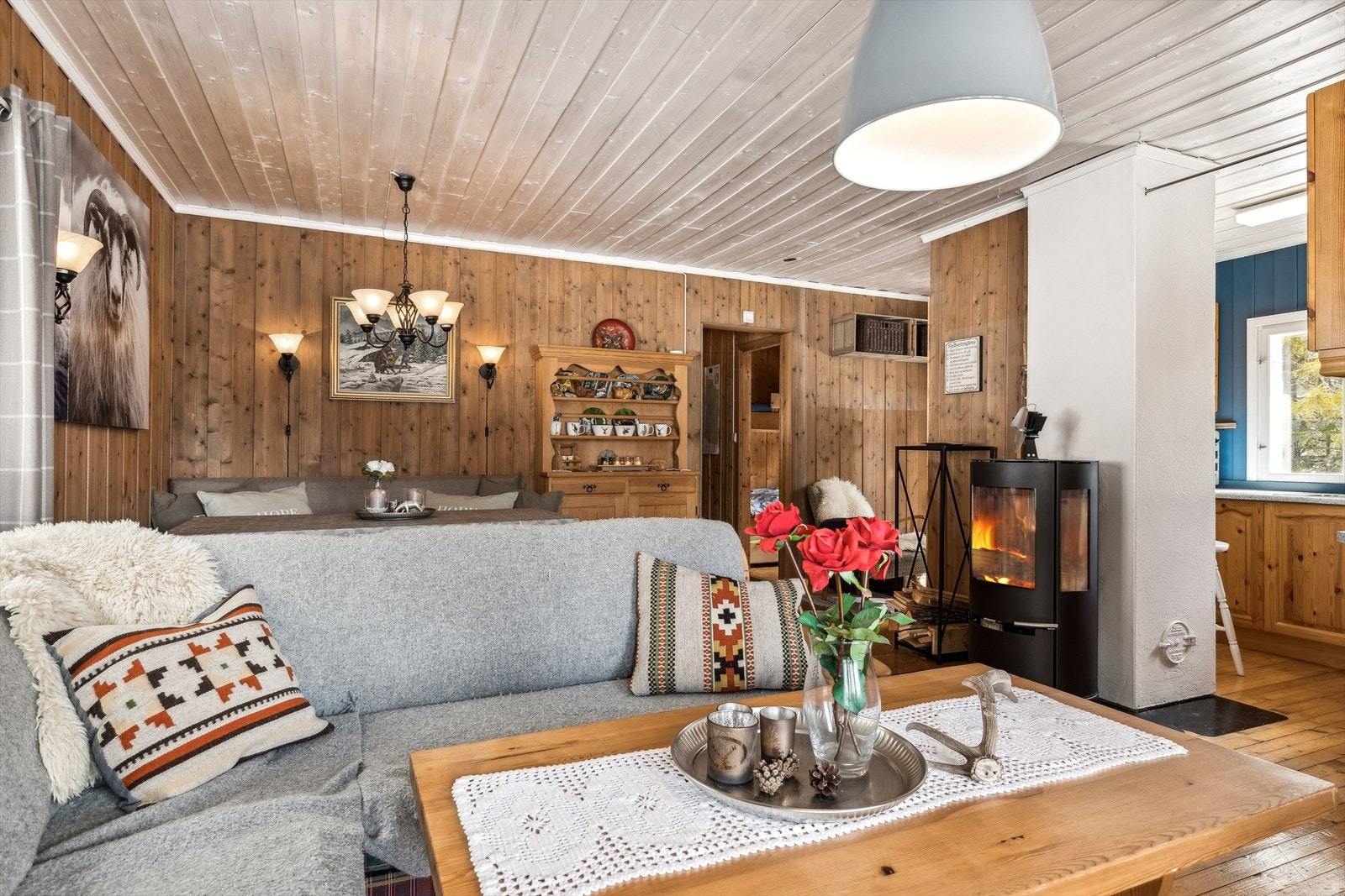 Dette er akkurat sånn en hytte skal være, masse kos og plass til en familie Galleribilde