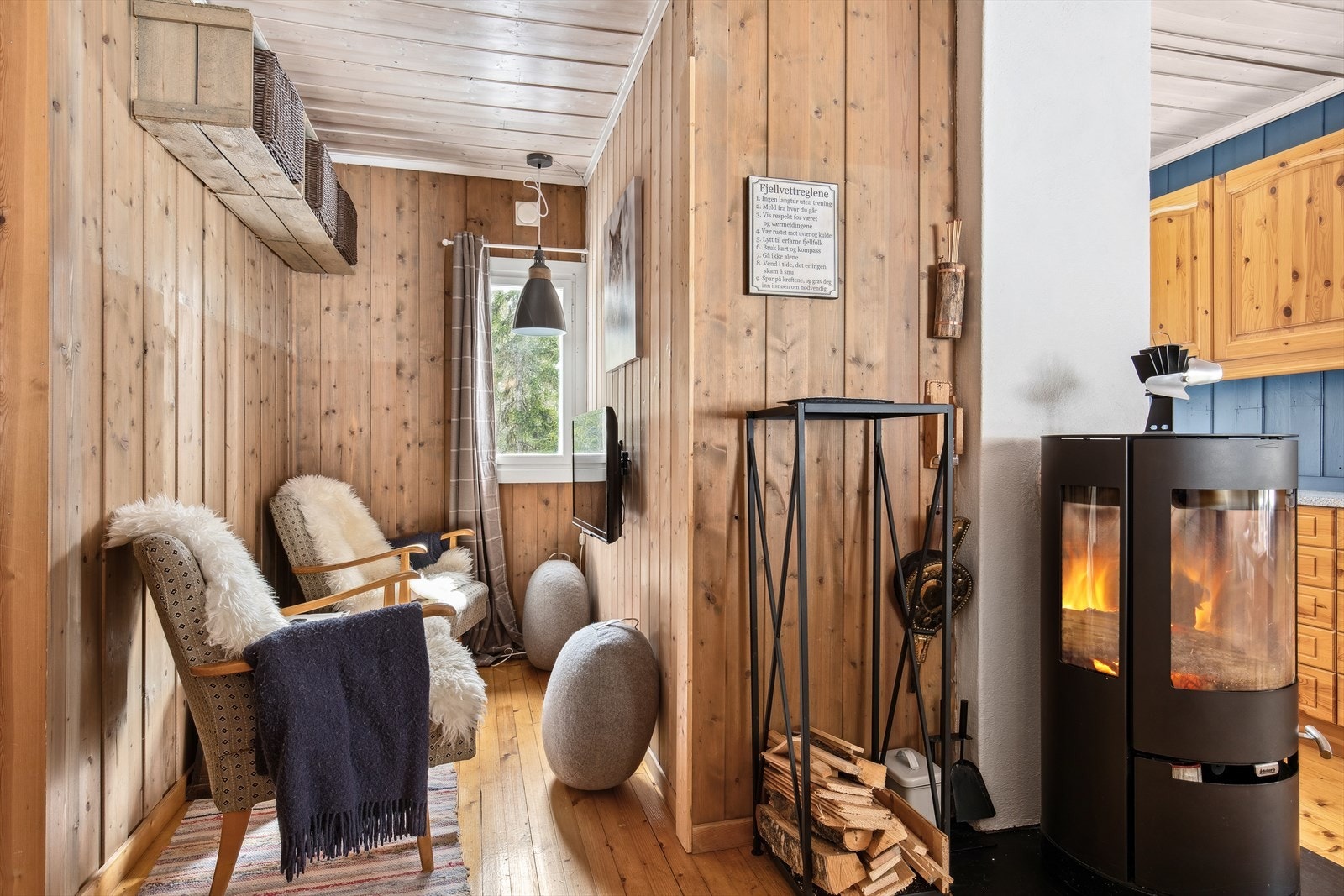 Her har du en meget liten TV-krok, men på hytta skal man ikke se for mye på TV, så egentlig ganske praktisk! Galleribilde