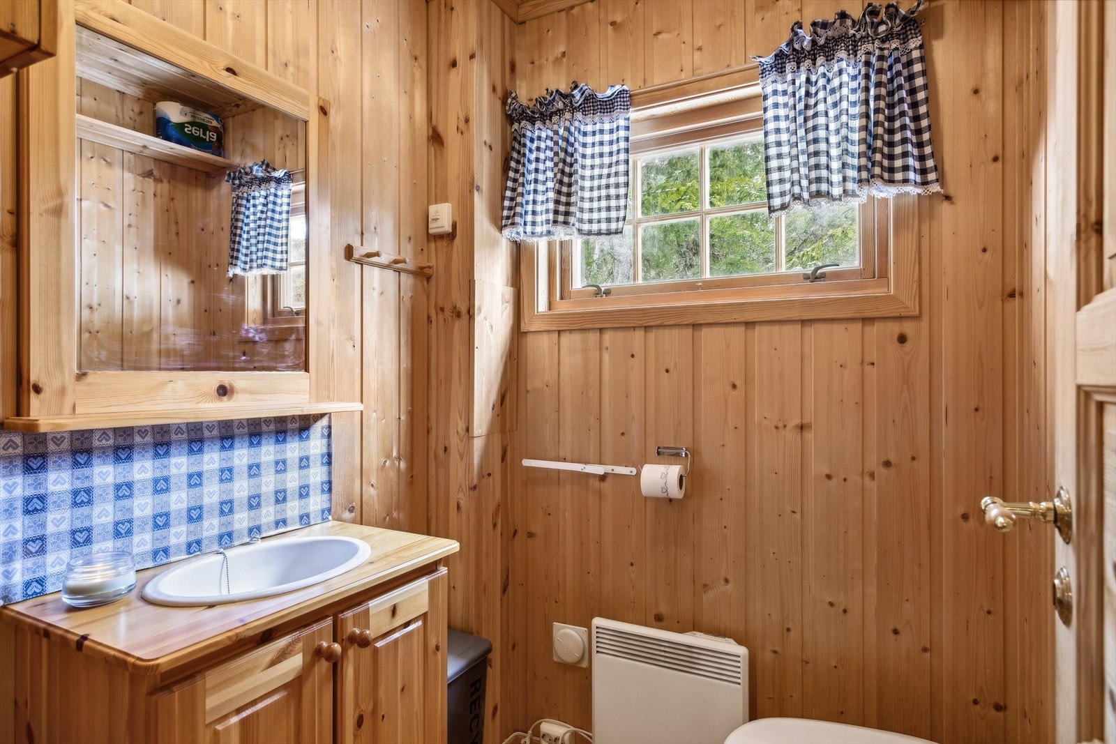 På denne hytta er det ikke innlagt vann, men det er snurredass Galleribilde