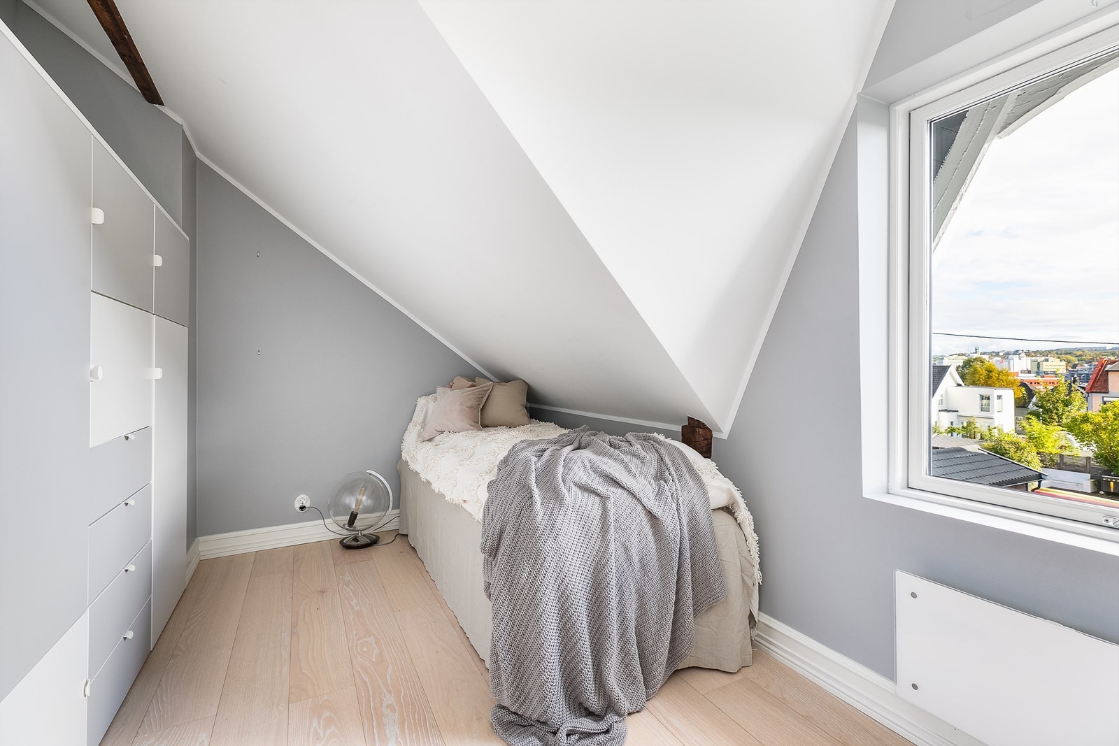 Soverommet utskilt fra loftstuen har ca. 10 kvm. gulvflate. Galleribilde