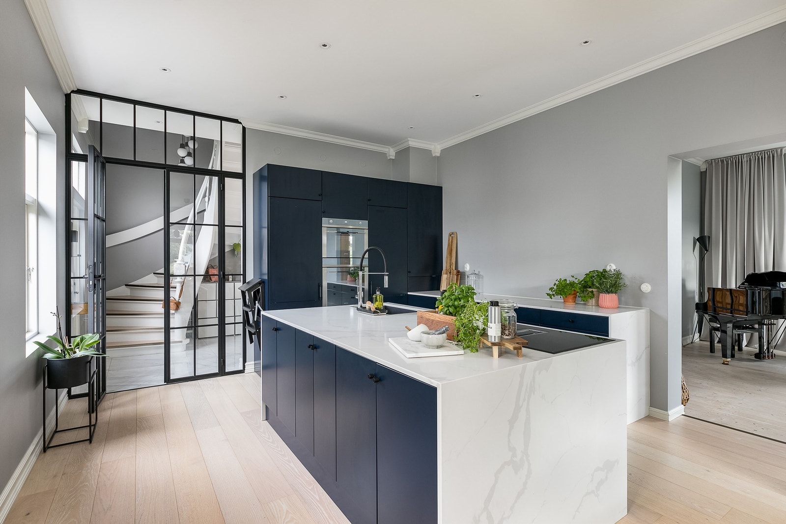 Kjøkkenøyen har foruten arbeidsplass også skuffer og skap på begge sider, samt integrert oppvaskmaskin. Galleribilde