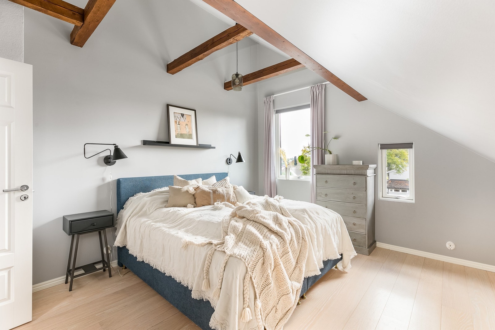 Soverommene er av gode størrelser; dette og tilstøtende har over 18 kvm. gulvflate hver. Galleribilde