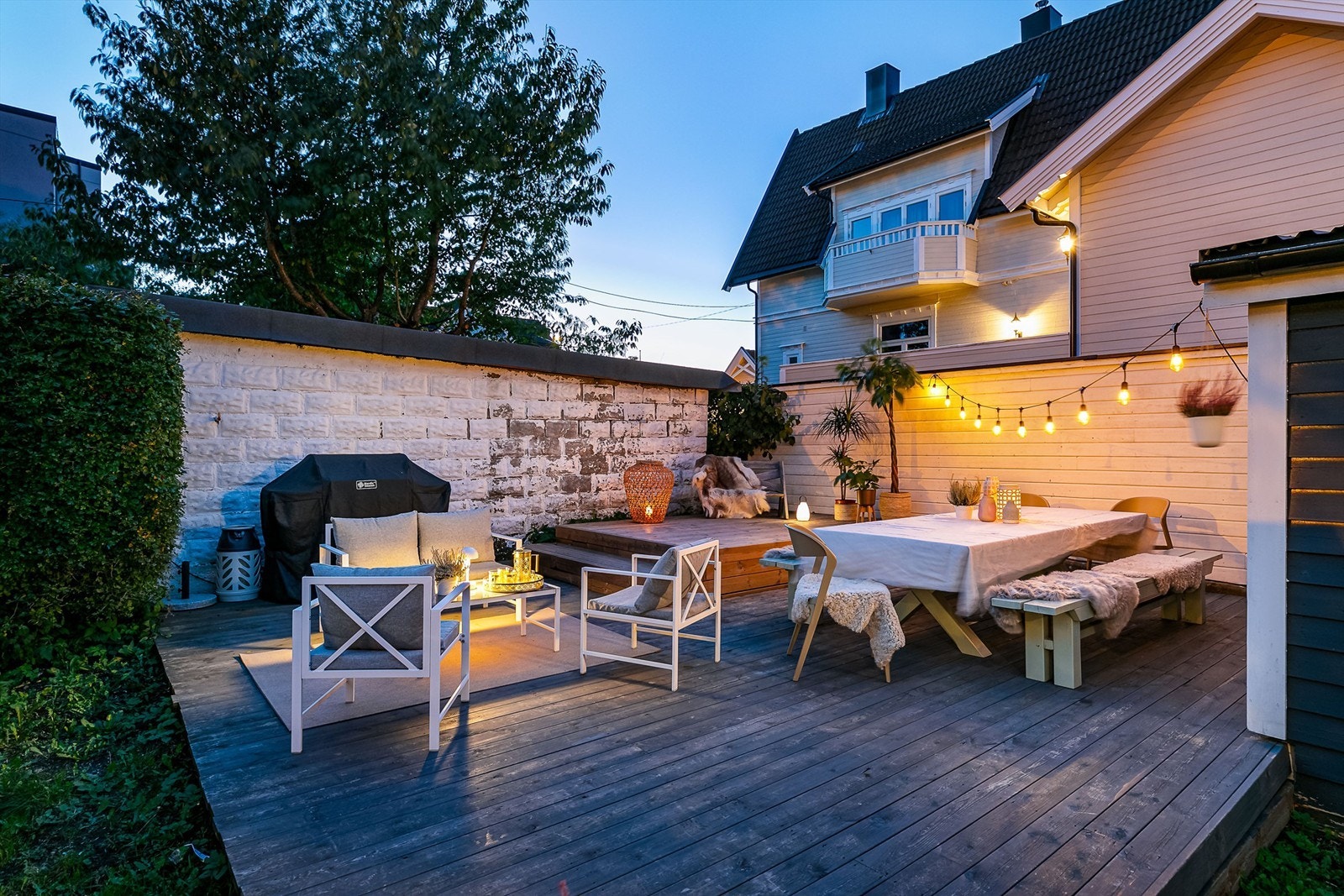 Platting på over 40 kvm. er perfekt for måltider og sammenkomster utendørs. Galleribilde