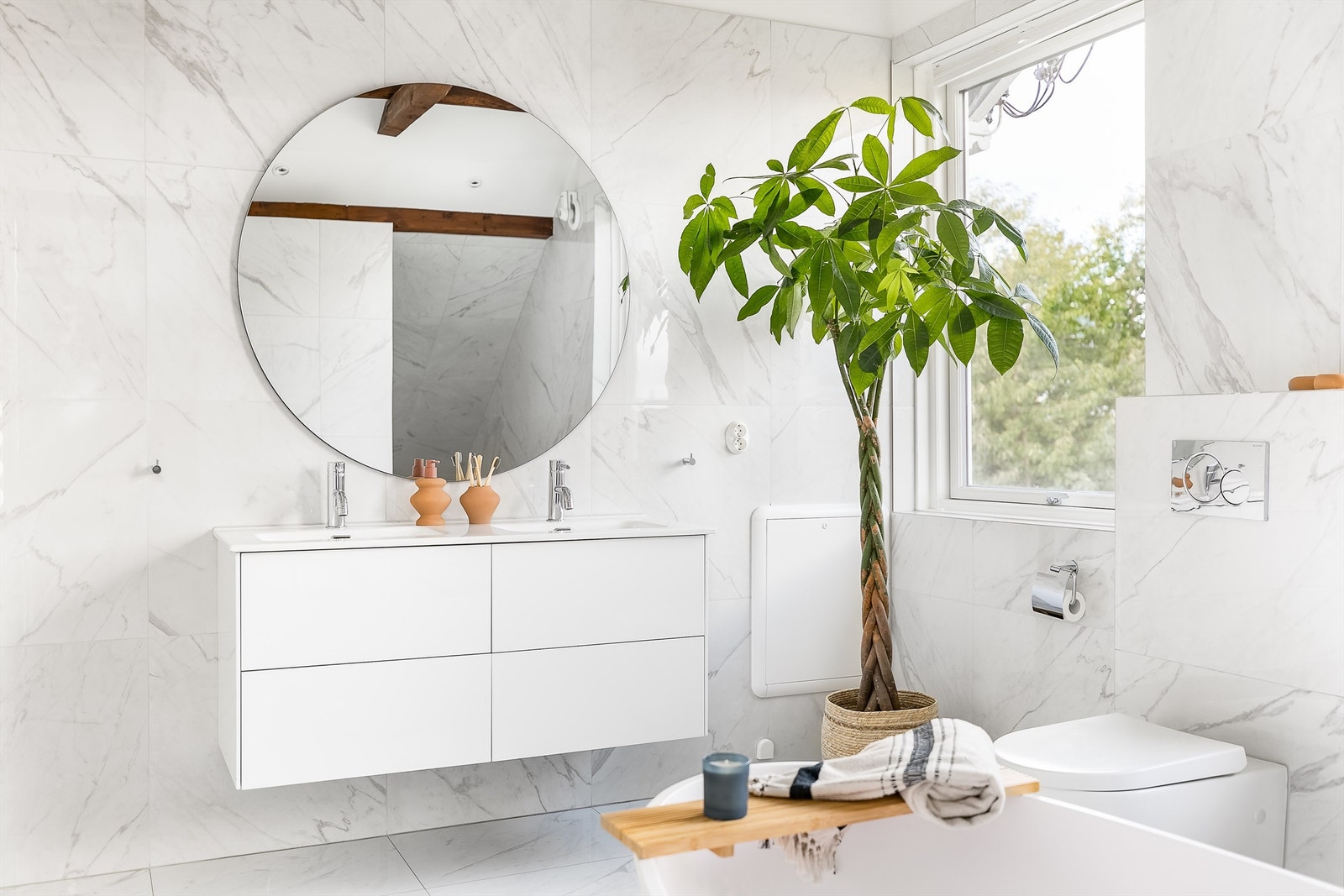 Badenes møbler er i samme serie og inkluderer i andre etasje dobbel servant. Galleribilde