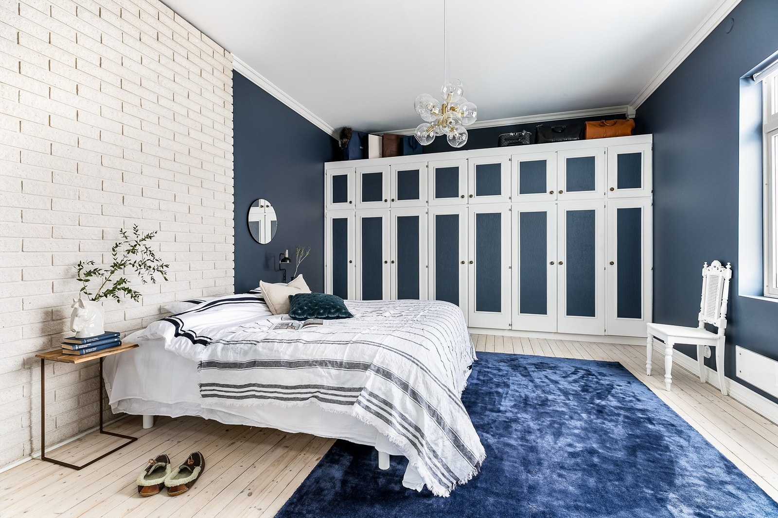 Bilde fra sist boligen ble solgt; plassbyggede, dekorative garderobeskap er videreført fra tidligere år og fornyet. Galleribilde