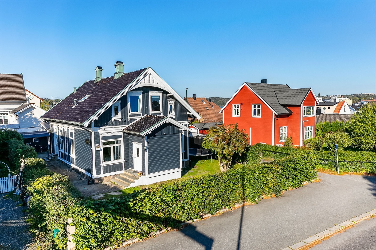 Utvendig er det lite som antyder boligens moderne og påkostede indre. Galleribilde