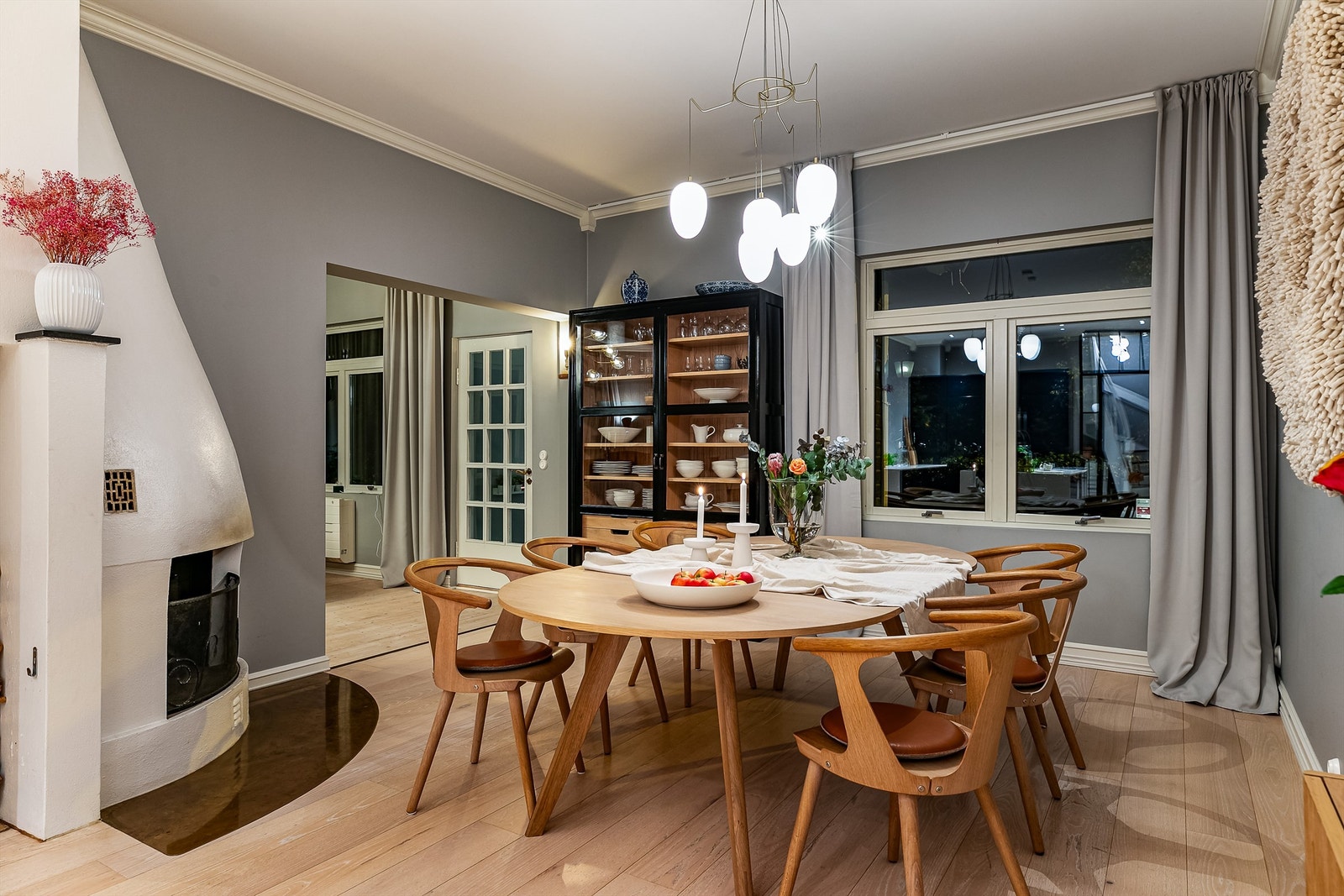 Ved renovering ble også romløsningen endret; stuene og kjøkkenet knyttet sammen i en stor aktiv sone. Galleribilde