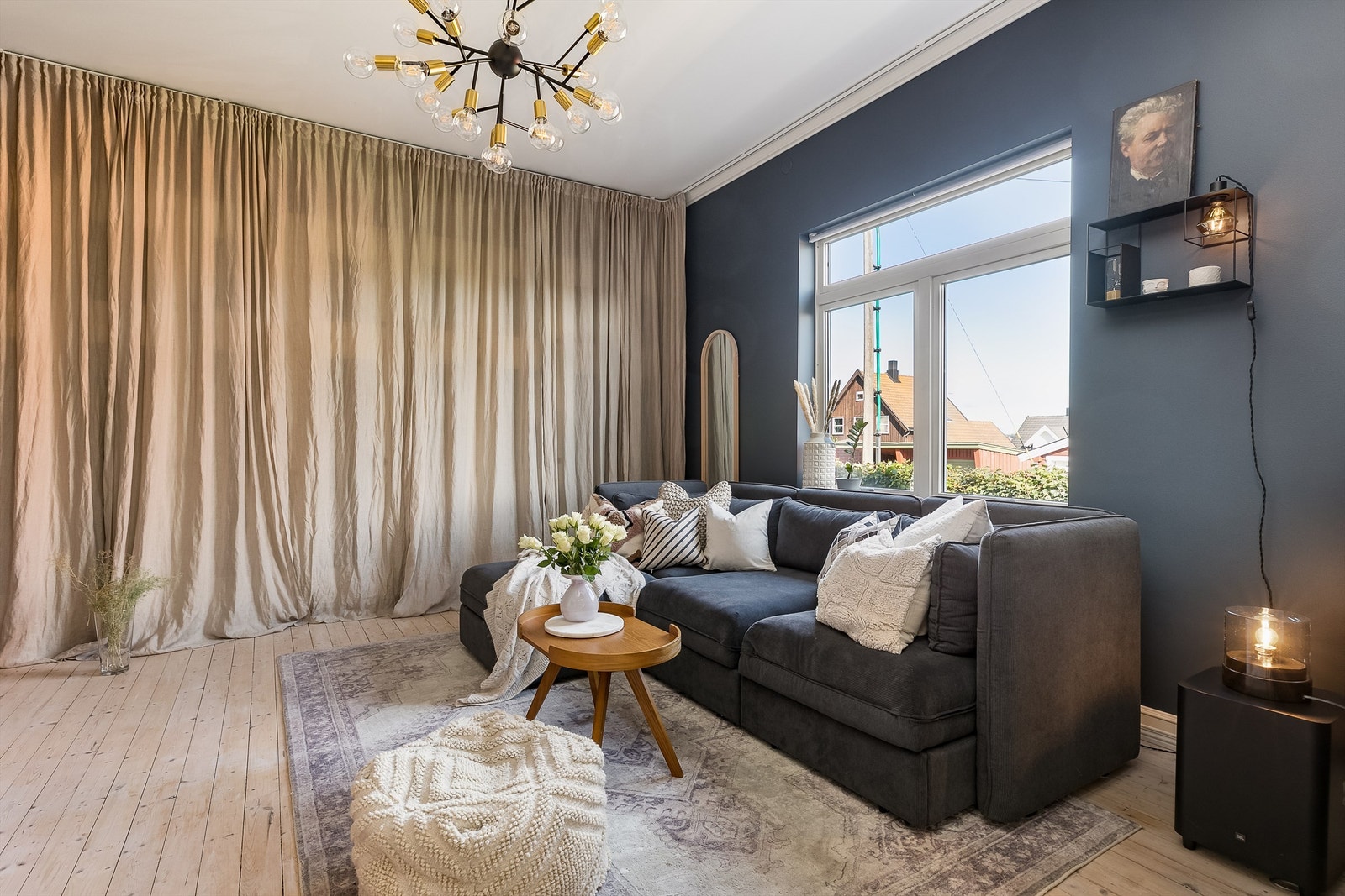 Gardiner festet til skinner i himlingen kan enkelt trekkes for vinduet og glassveggen mot stuen. Galleribilde