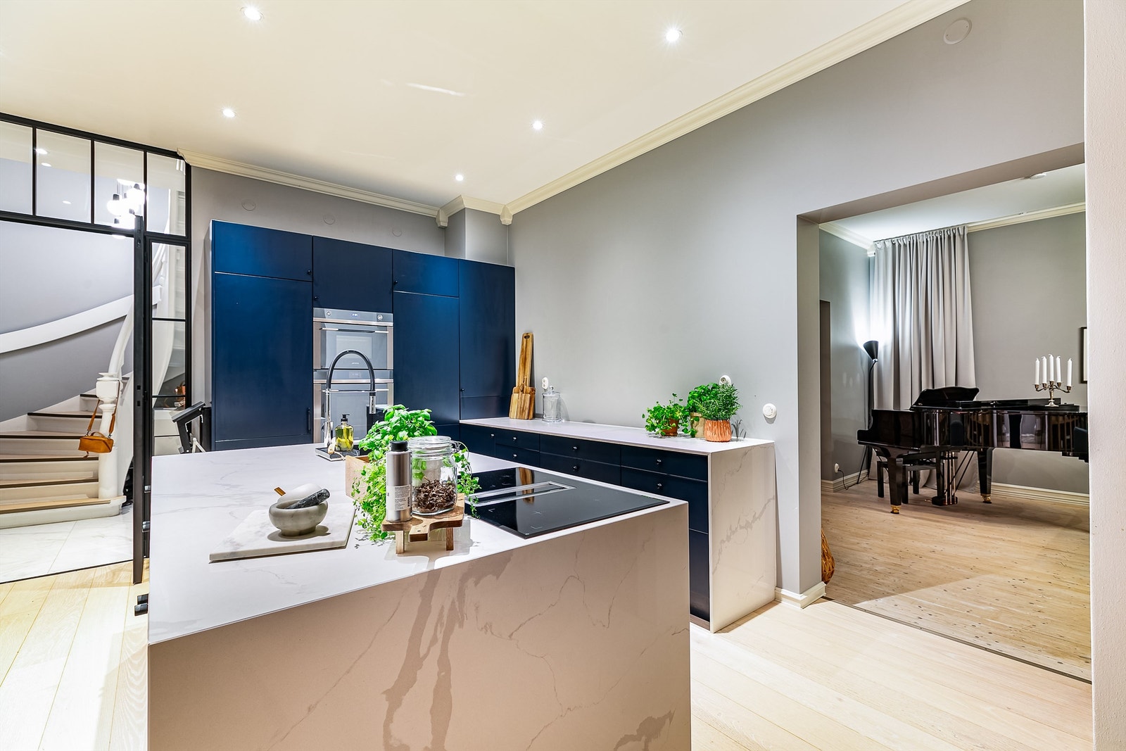 Spotter innfelt i himlingen over kjøkkenet besørger godt arbeidslys. Elektrisk anlegg ble fornyet ved renovering. Galleribilde