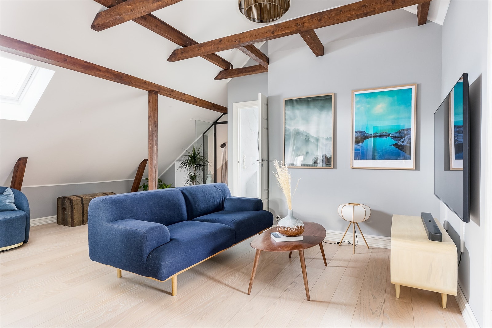 Alle rom i andre etasje er åpnet mot mønet, bjelkene i etasjeskillet mot loftet behandlet til dekorative elementer. Galleribilde