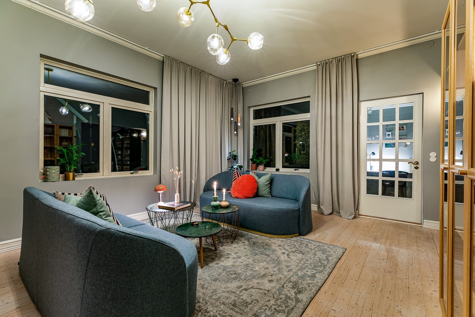 Forsterkende konstruksjoner er oppført i yttervegger og etasjeskiller før etablering av nye innvendige overflater. Galleribilde