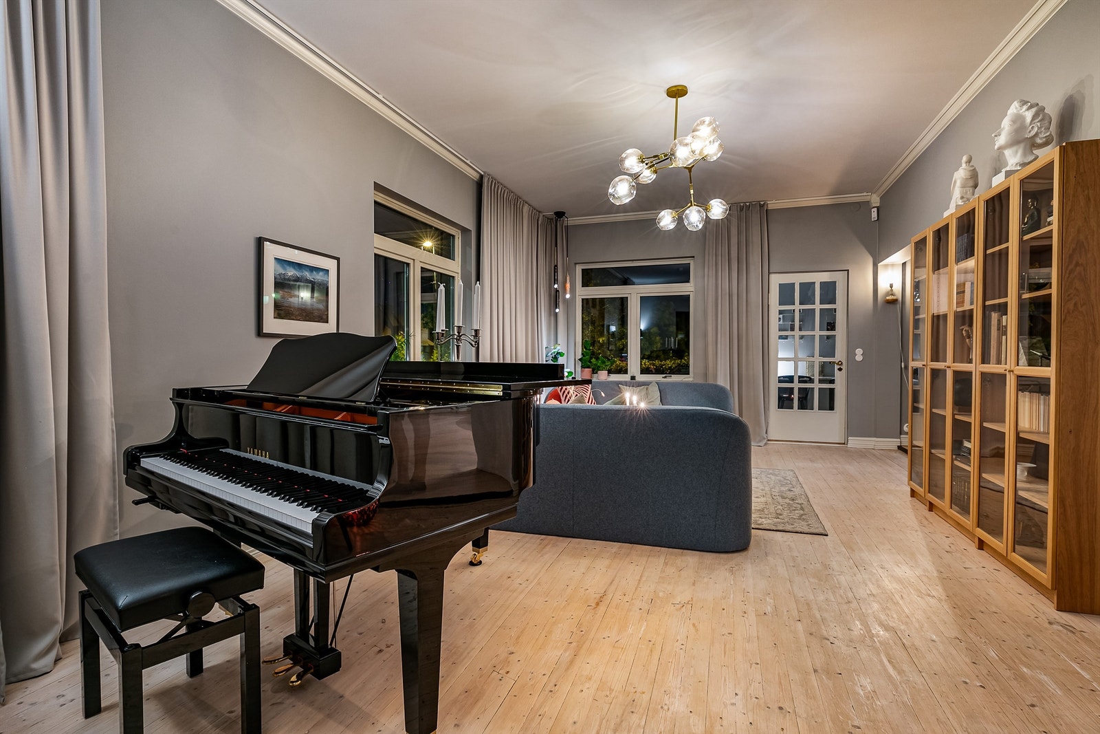 I stuene er gammelt stavgulv hentet frem og foredlet til en rustikk kontrast til de ellers nye overflatene. Galleribilde