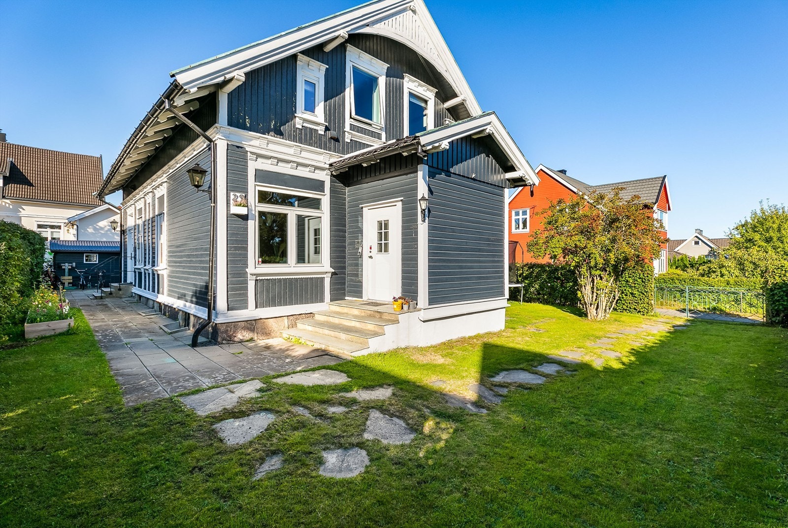 Adkomst til både entreen og tilbygget skjer fra hellebelagt gangareal langs boligens vestre side. Galleribilde