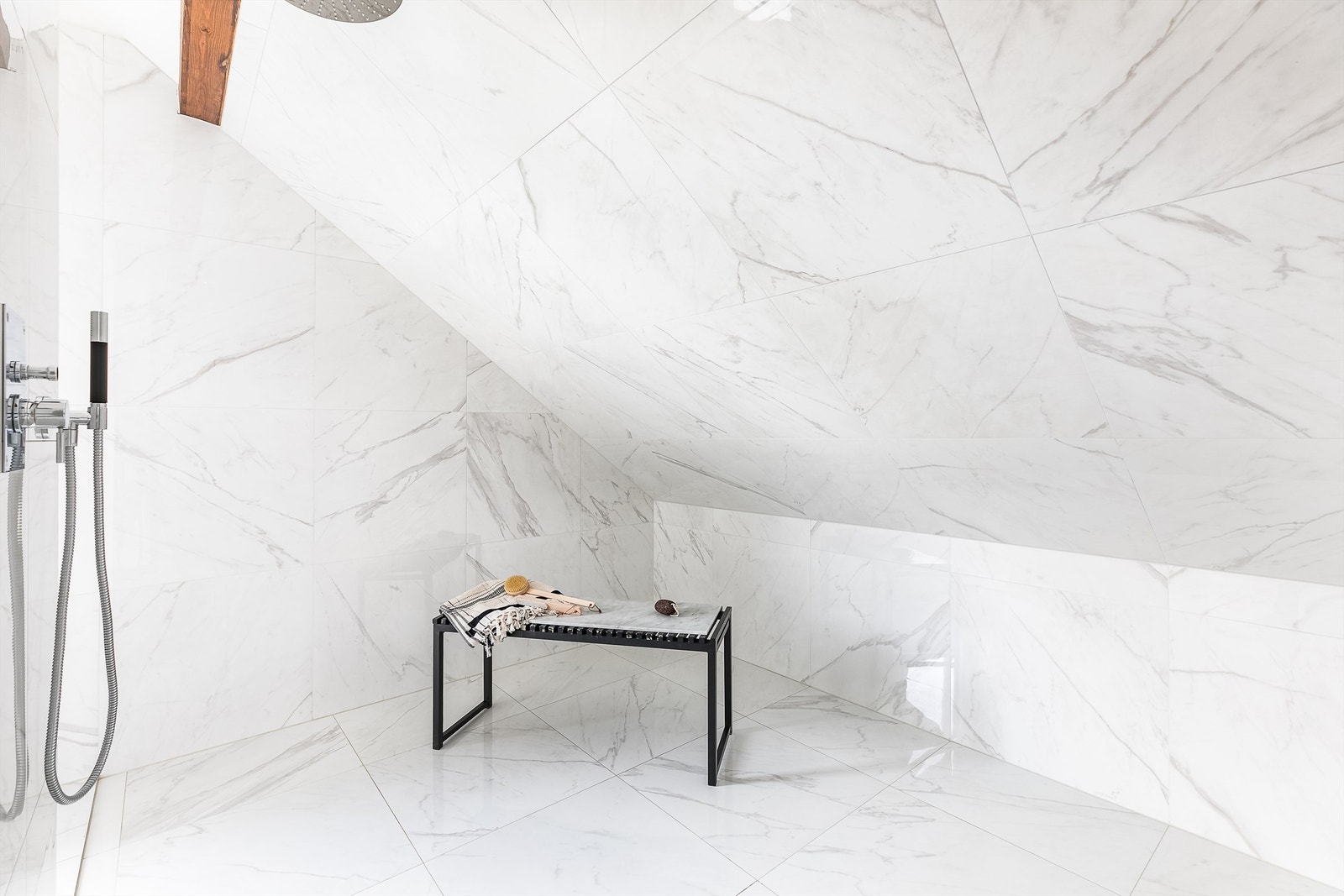 Storformat marmorfliser på gulv, vegger og til dels himling fremmer helhet og ikke minst et lyst preg. Galleribilde