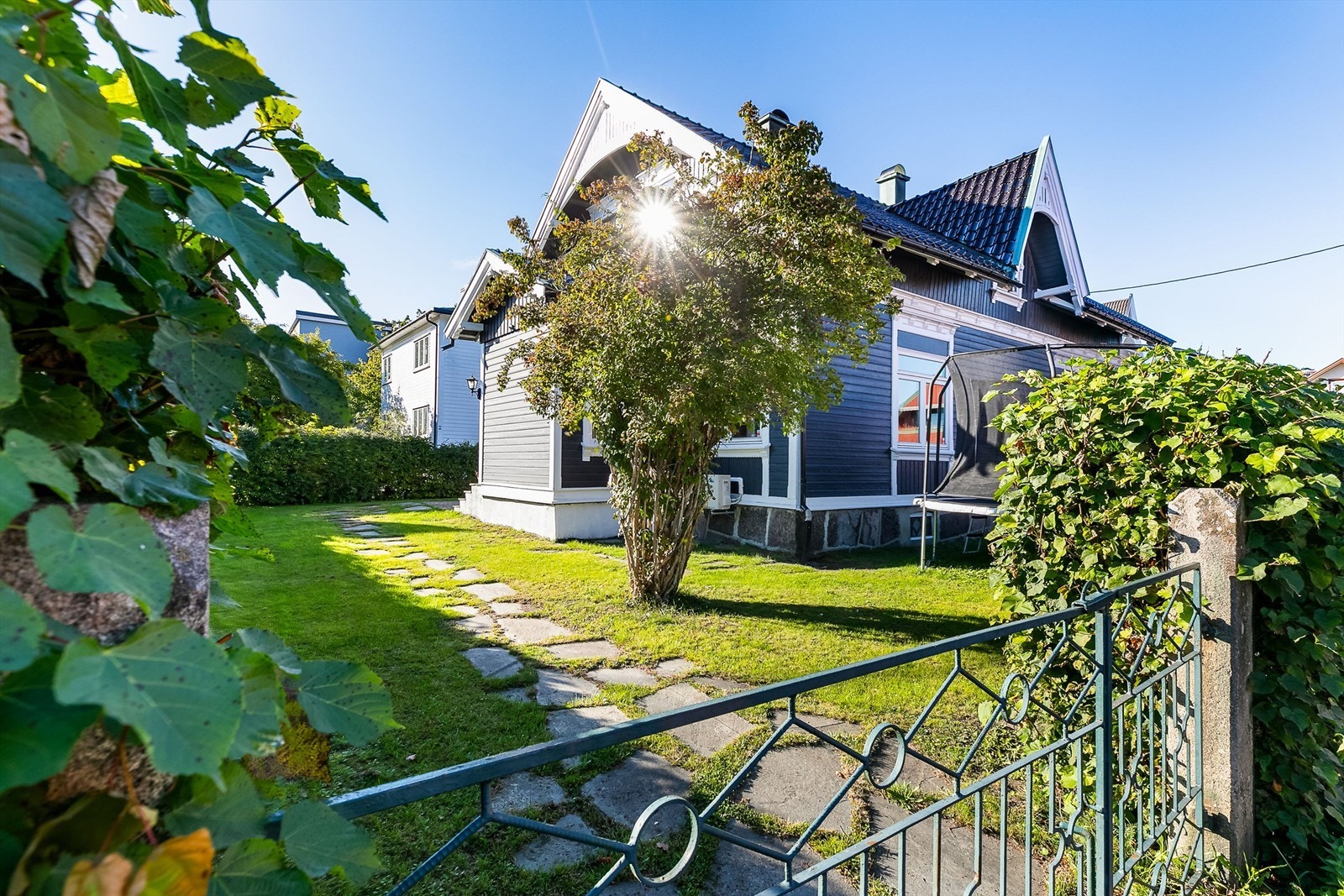 I hagen er det mye boltreplass til familien og gode solforhold dagen gjennom. Galleribilde