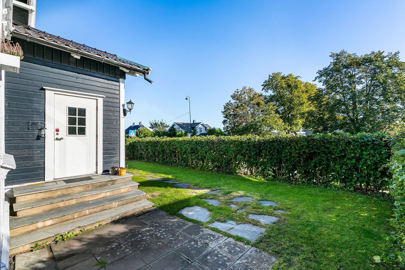 Tettvoksende hekk utgjør en naturlig skjermvegg mot Helgerødgaten. Galleribilde