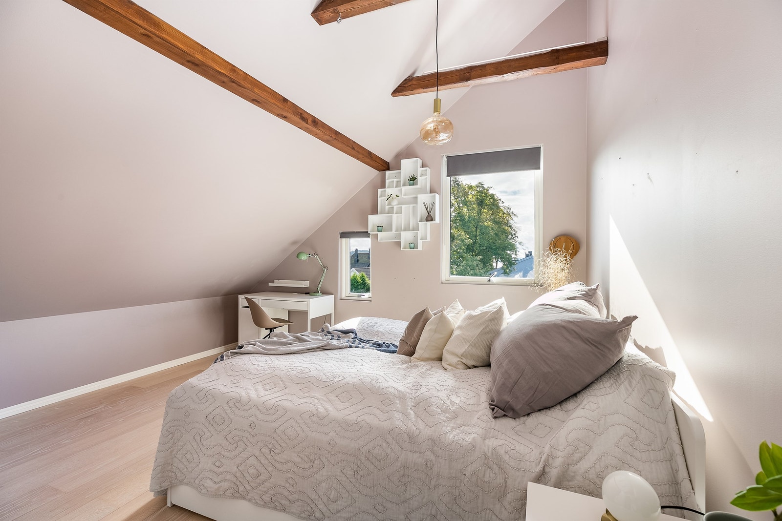 Store gulvflater og høye himlinger gir soverommene et voluminøst preg. Galleribilde