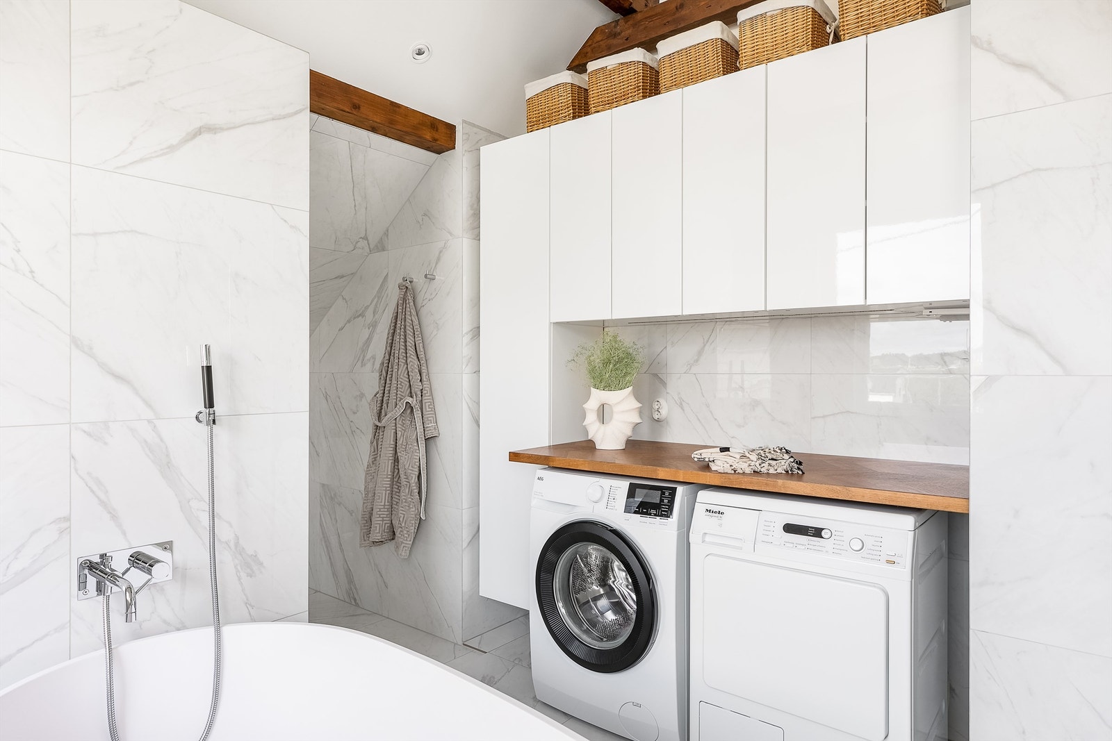 Badet i andre fyller også rollen som vaskerom. Skap og arbeidsbenk er fra 2020. Galleribilde