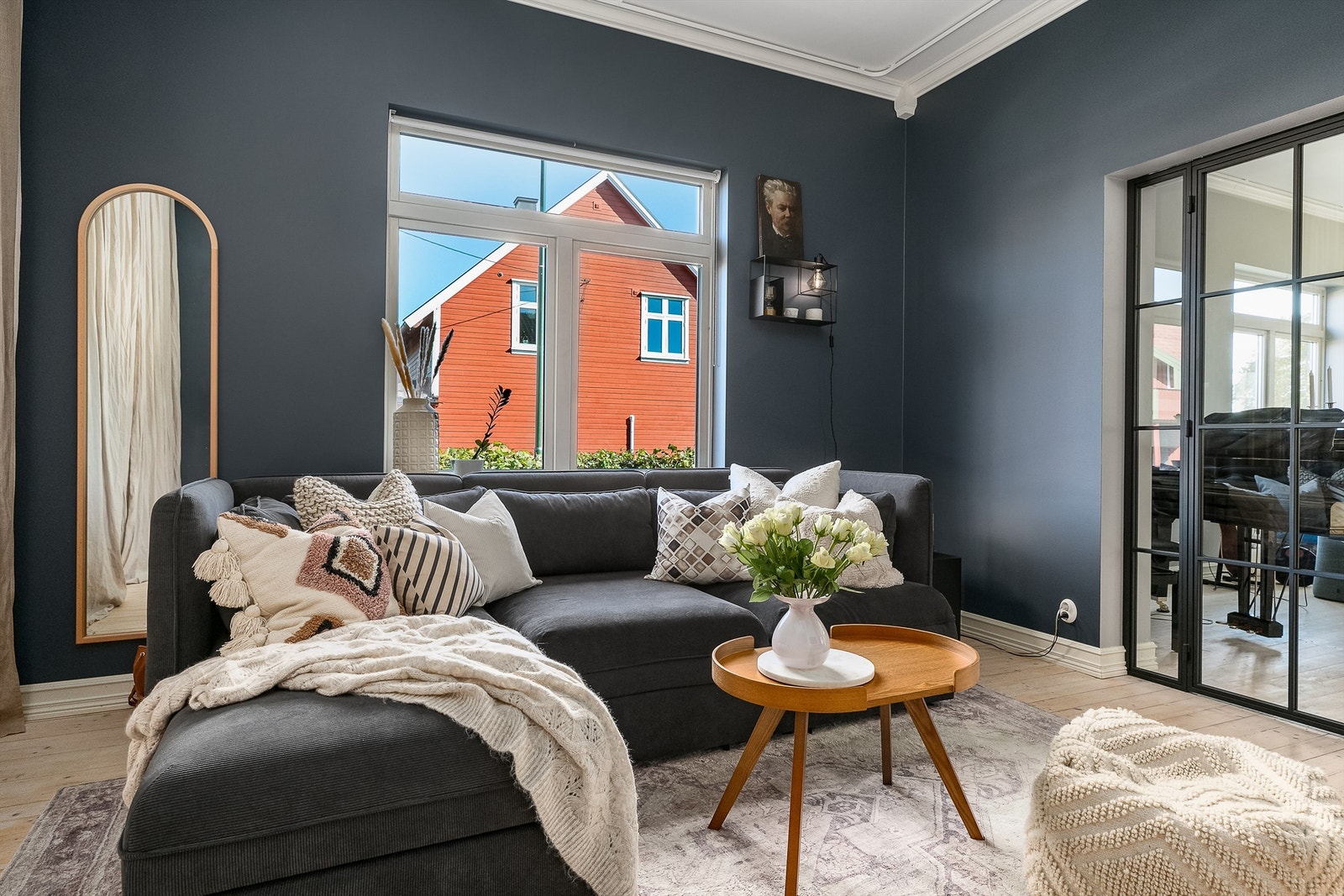 TV-stuen har tidligere vært benyttet som hovedsoverom og fortsatt tilrettelagt for dette. Galleribilde