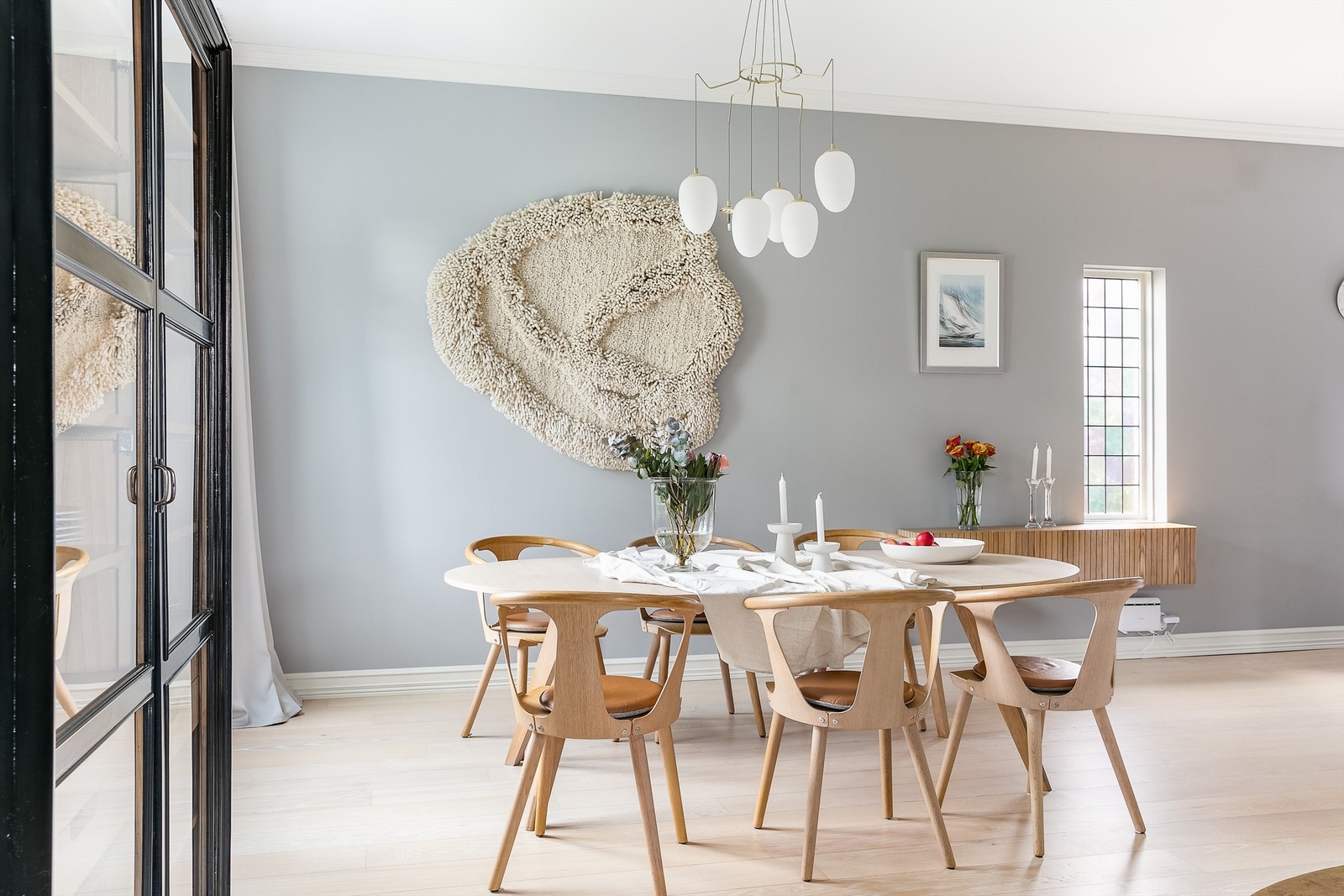 Mulighet for et langstrakt spisebord legger til rette for både matlaging og sosialisering på kjøkkenet. Galleribilde