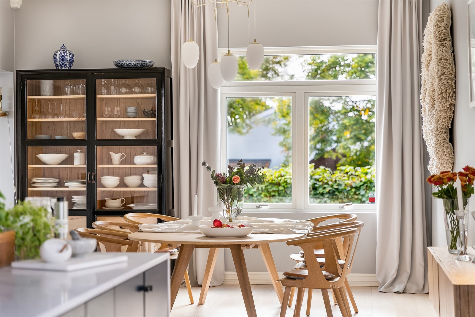 Nær samtlige vinduer har to- og tre-lags glass merket med produksjonsårene 2002 og 2010. Galleribilde