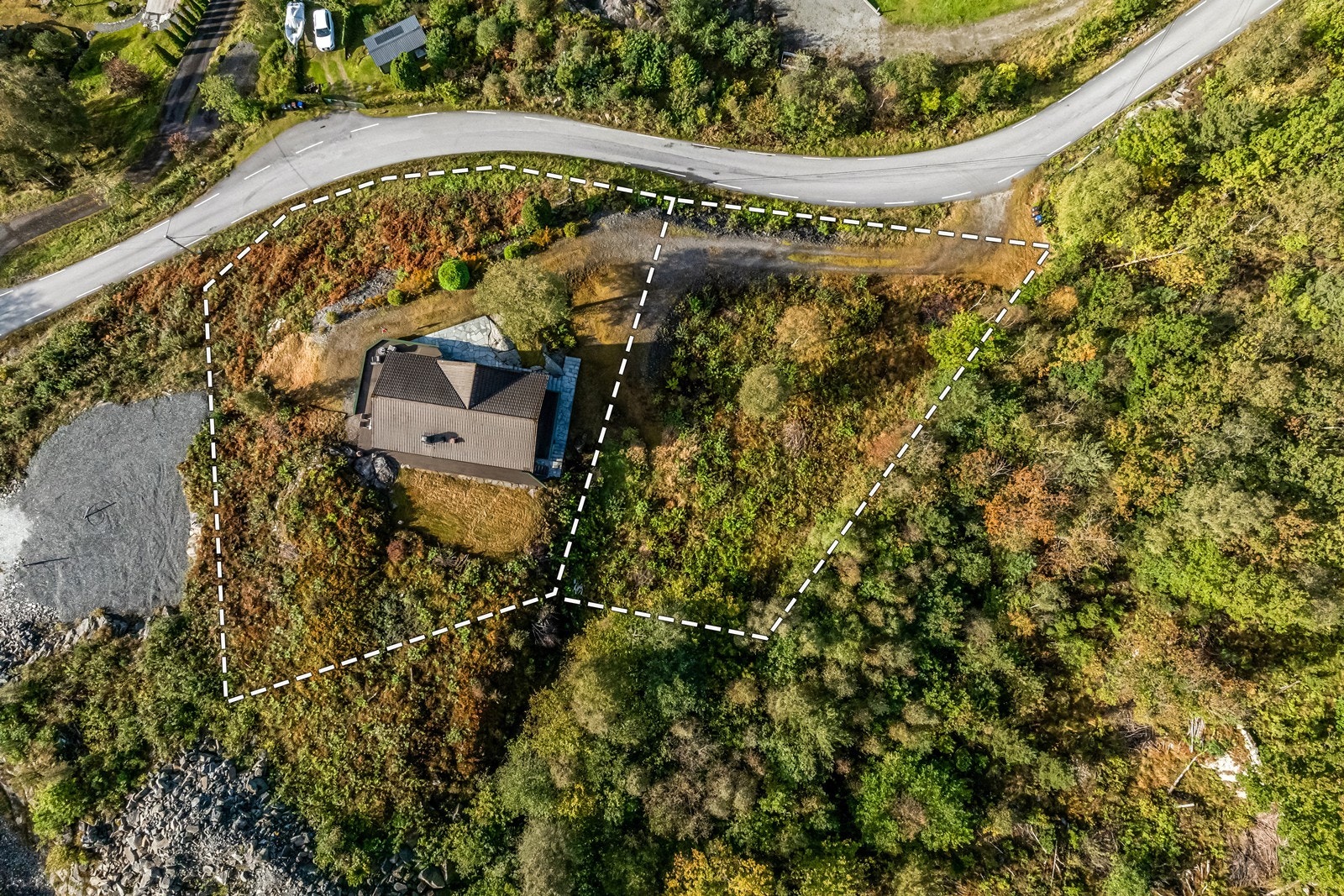 Stor (966,8 m²) ubebygd tomt beliggende v/ fritidsboligen byr på flere muligheter, alt etter behov og ønske! Galleribilde