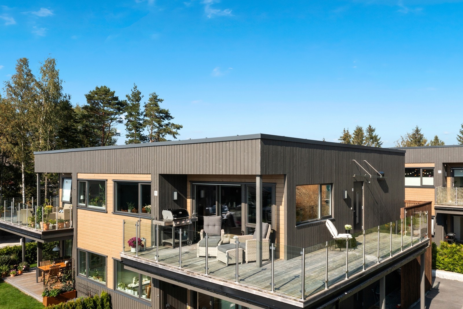 Solrik veranda med glassrekkverk. Galleribilde