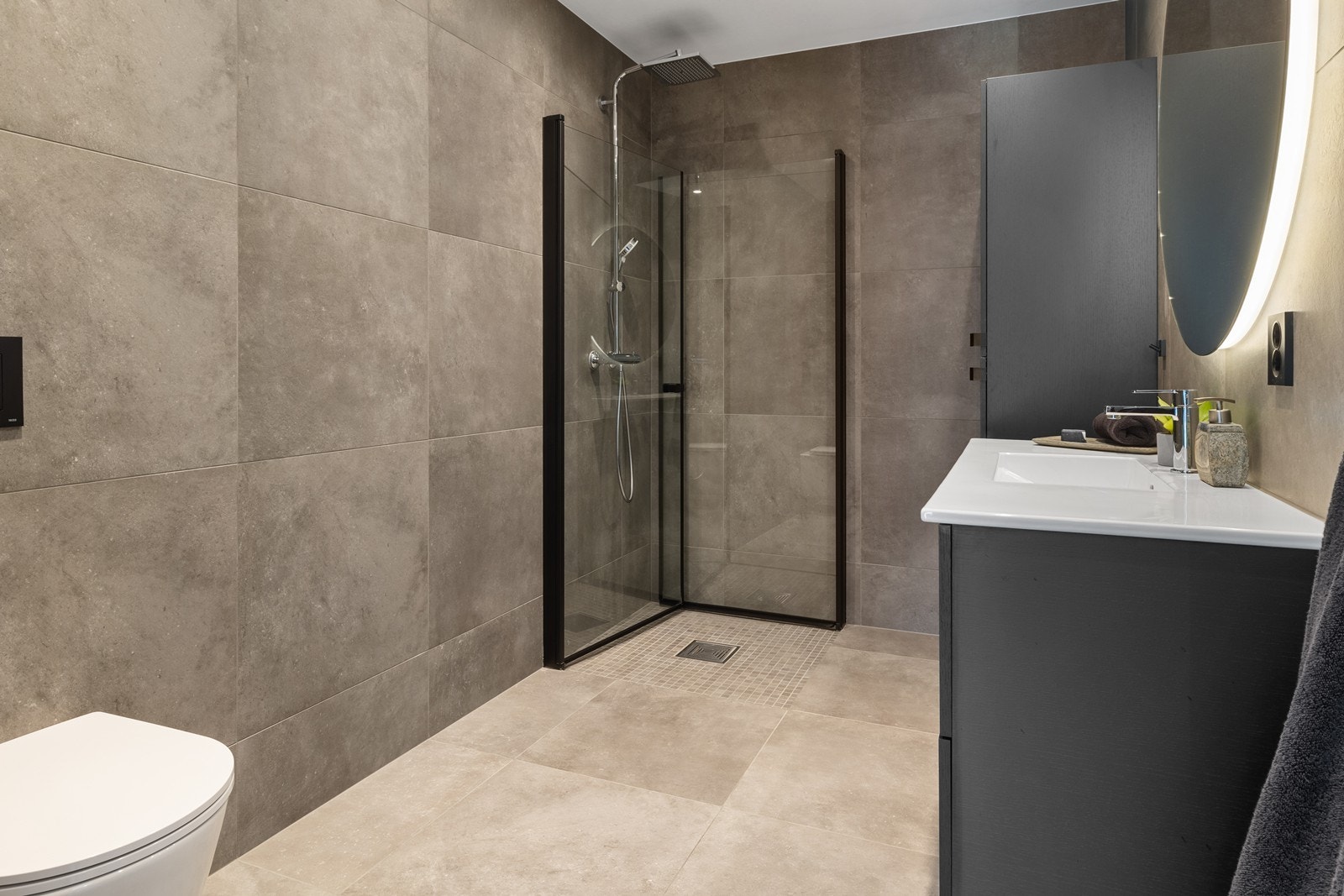 Bad/wc med storformatflis. Dusjhjørne med svevedører. Galleribilde