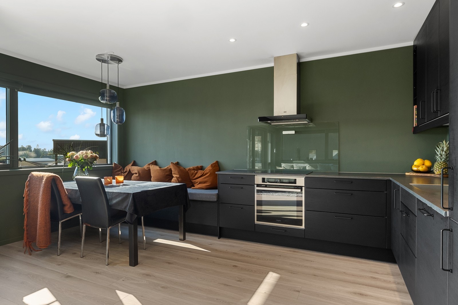 Praktisk kjøkkeninnredning med spisekrok. Galleribilde