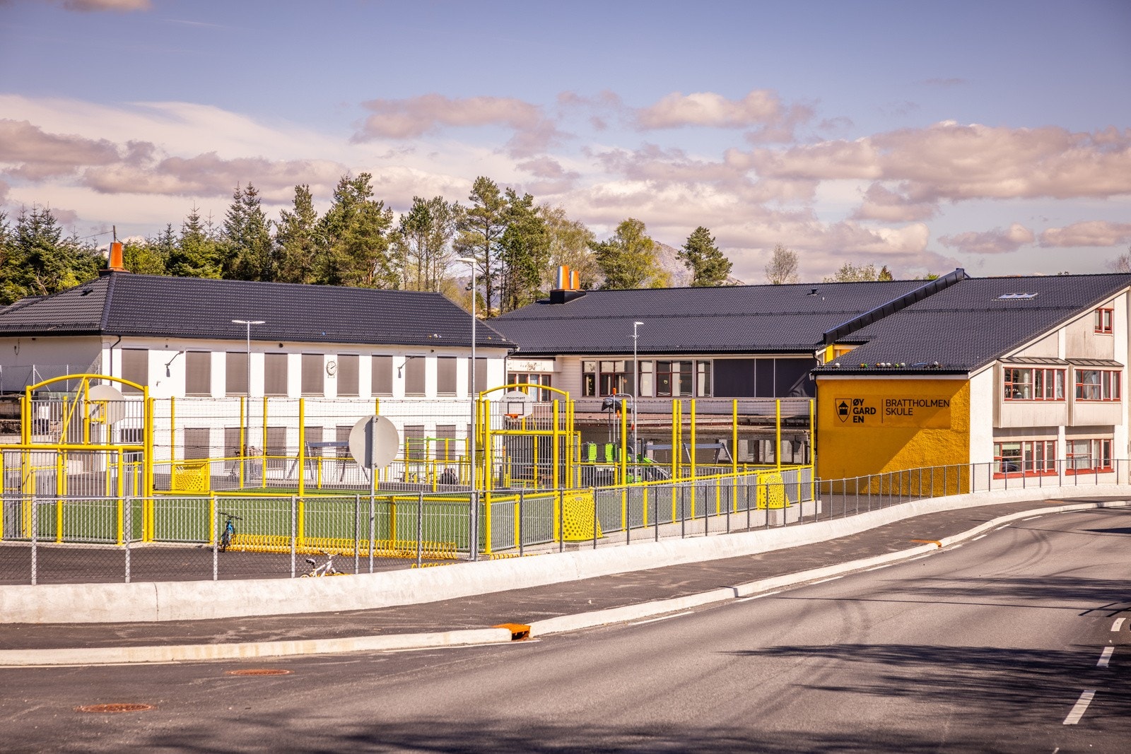 Brattholmen skole ligger like ved Galleribilde