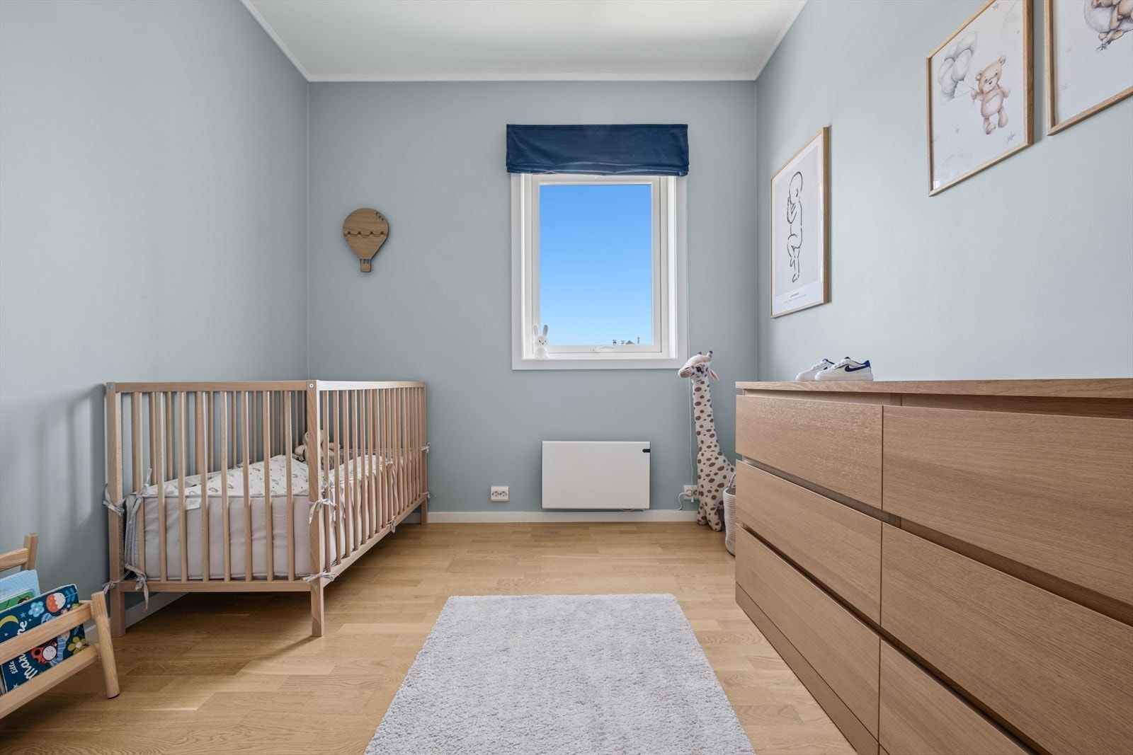 De to øvrige soverommene har god plass til seng og tilhørende oppbevaringsmøblement. Galleribilde