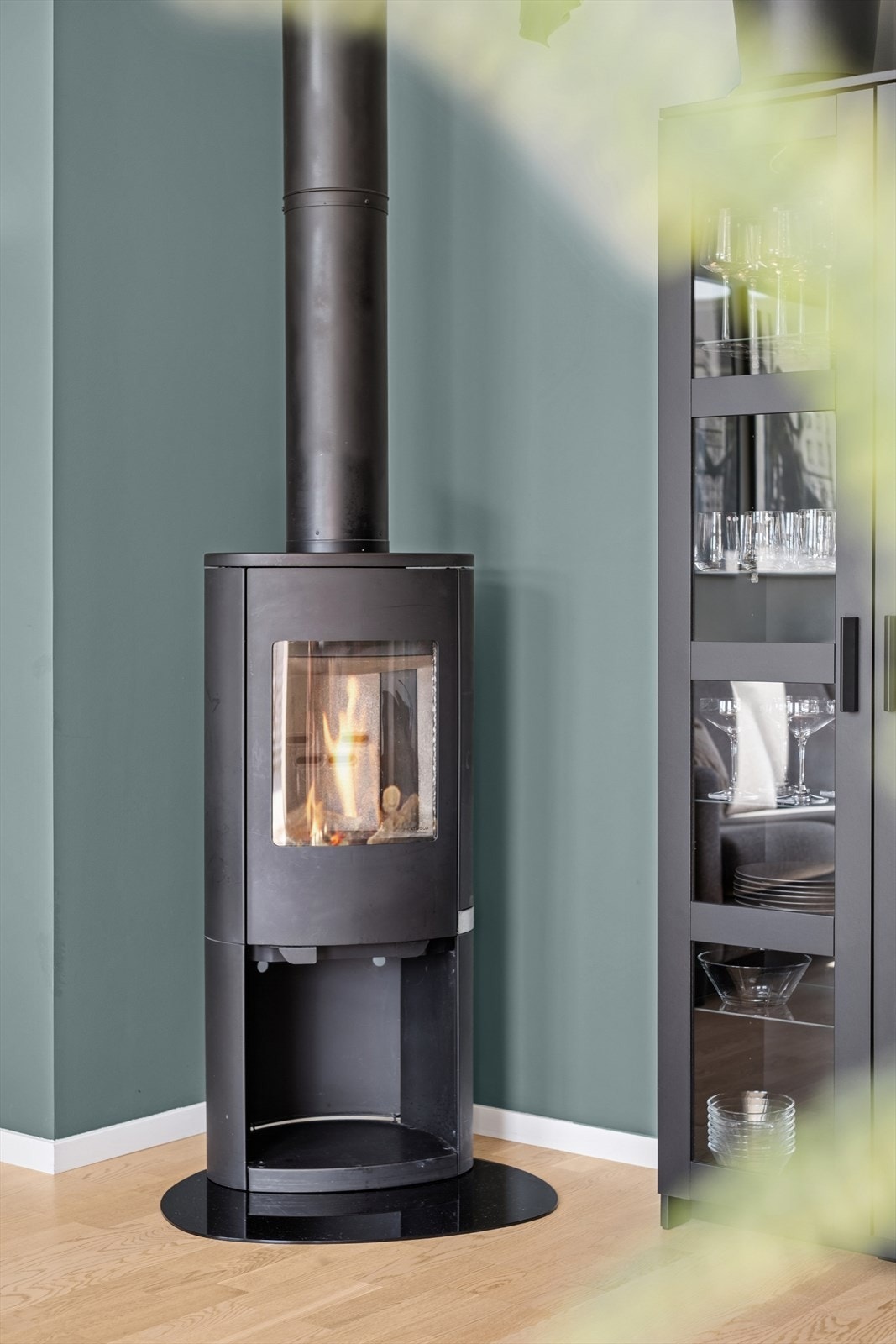 Vedfyringen bidrar til både effektiv og hyggelig oppvarming om vinteren. Galleribilde