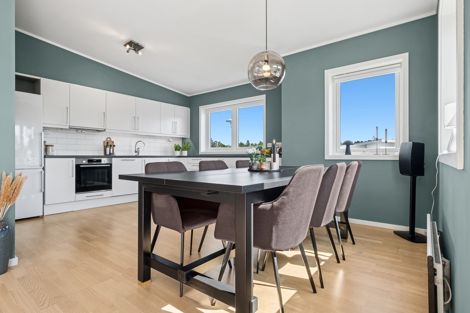 Kjøkkenet er i en åpen løsning til resten av stuen - sosialt og praktisk! Galleribilde