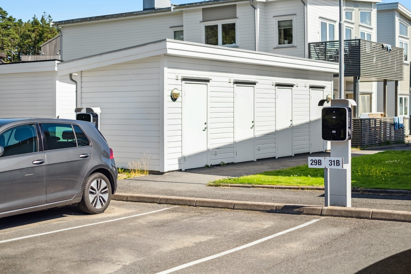 Boligen disponerer en fast oppmerket parkeringsplass. Det medfølger også en praktisk utebod for ekstra lagringsmuligheter. Galleribilde