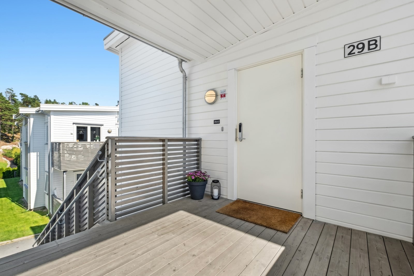 Leiligheten ligger i 2. etasje, som gir leiligheten lite innsyn fra øvrige leiligheter. Galleribilde