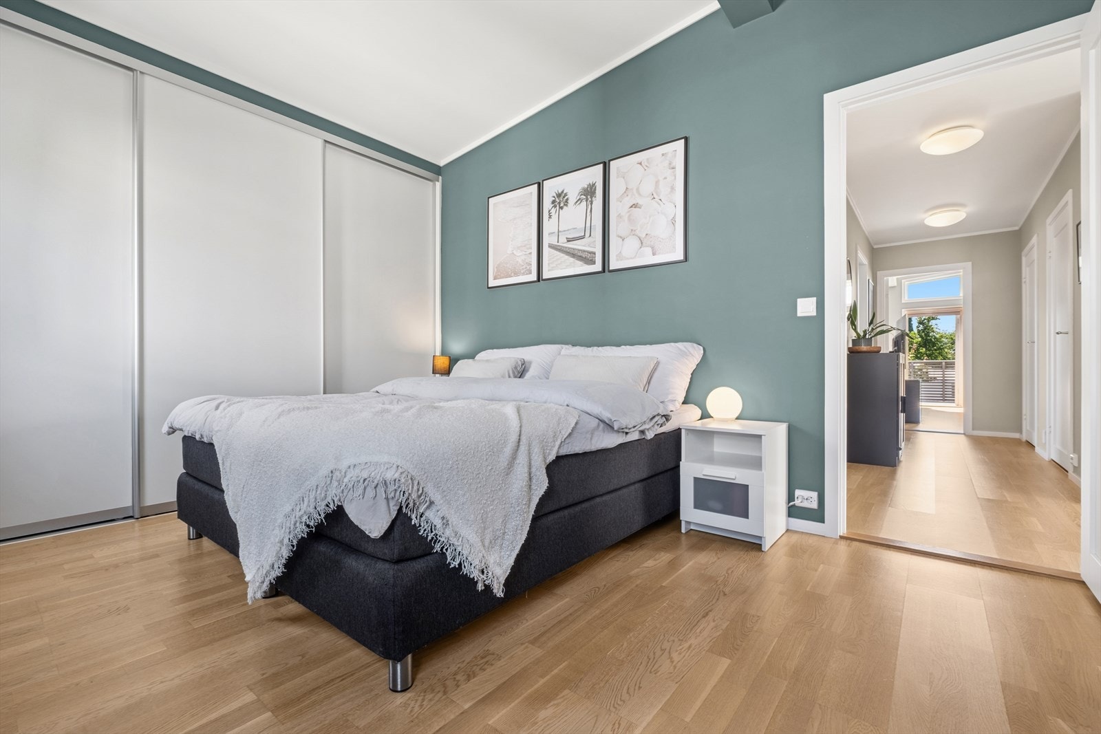 Det er totalt tre soverom i boligen, som gir deg god plass til hele familien. Galleribilde