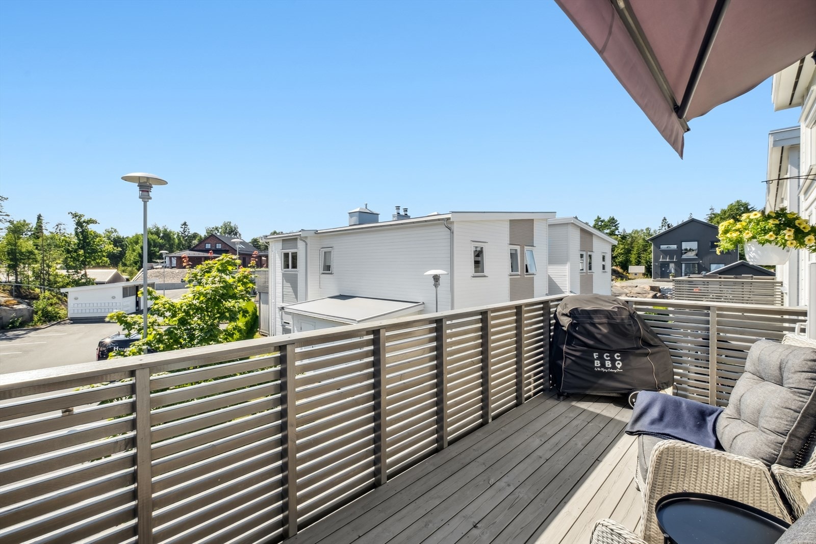 Leiligheten har en god internplassering på feltet, beliggende i 2. etasje med fritt utsyn over sameiets fellesområde. Galleribilde