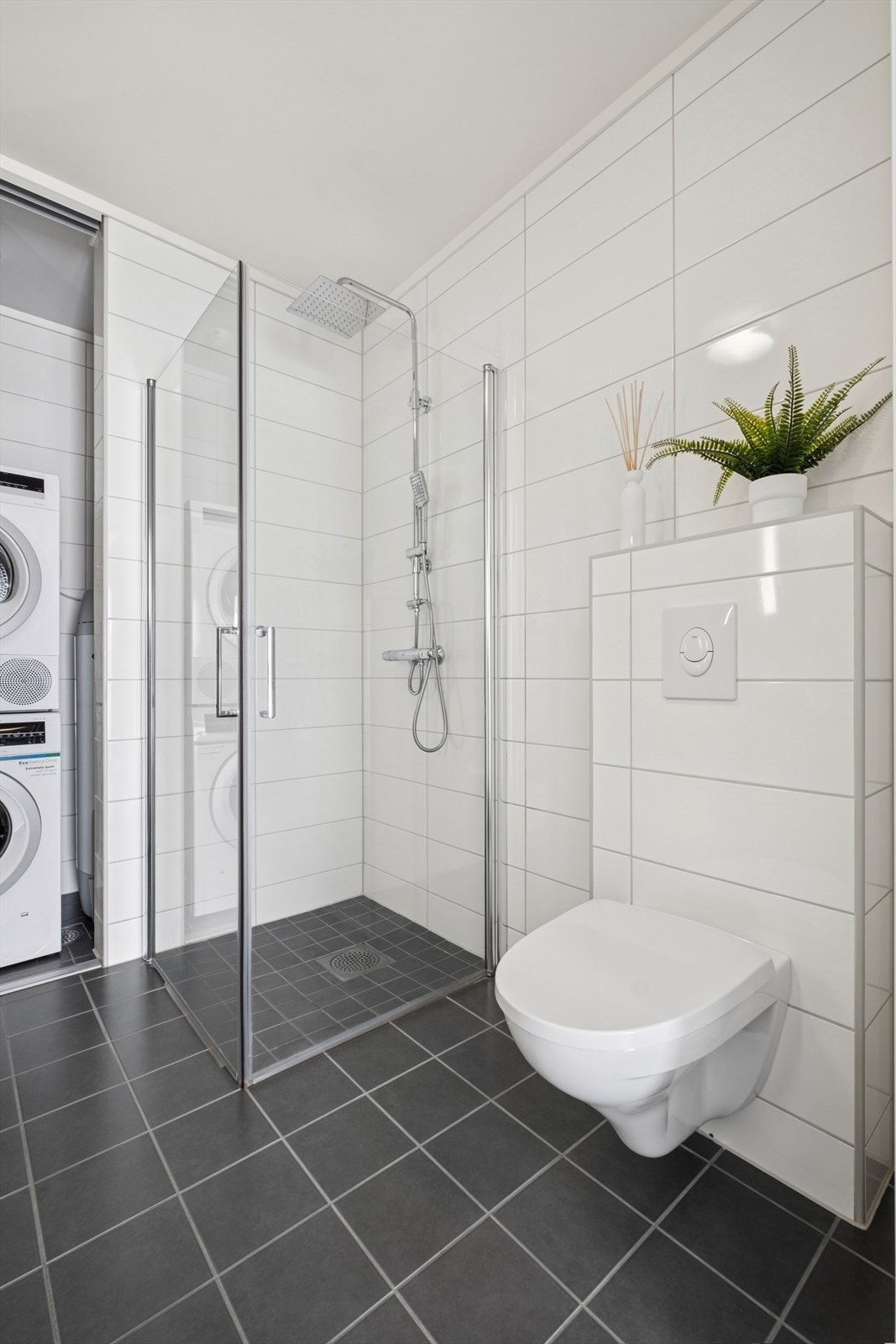 Baderommet er videre utstyrt med dusjhjørne med regnfallsdusj og vegghengt toalett. Galleribilde