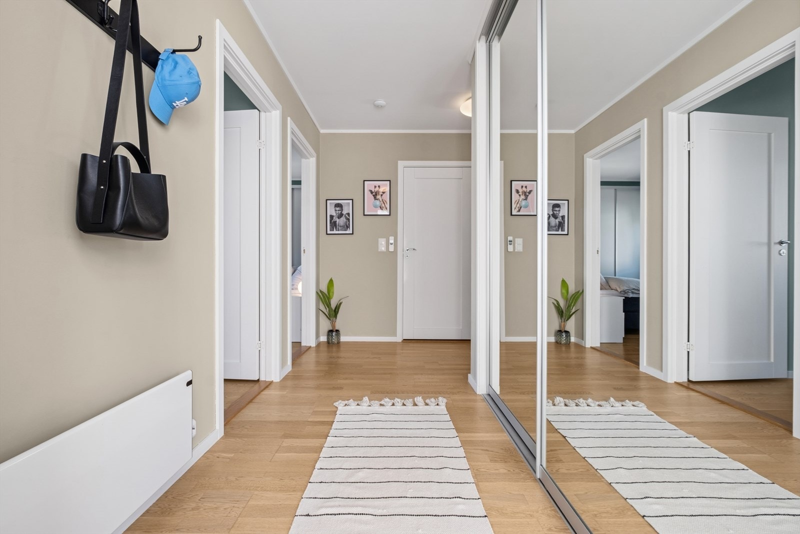 I entréen er det godt med oppbevaringsplass i skyvedørsgarderobe med speil. Galleribilde