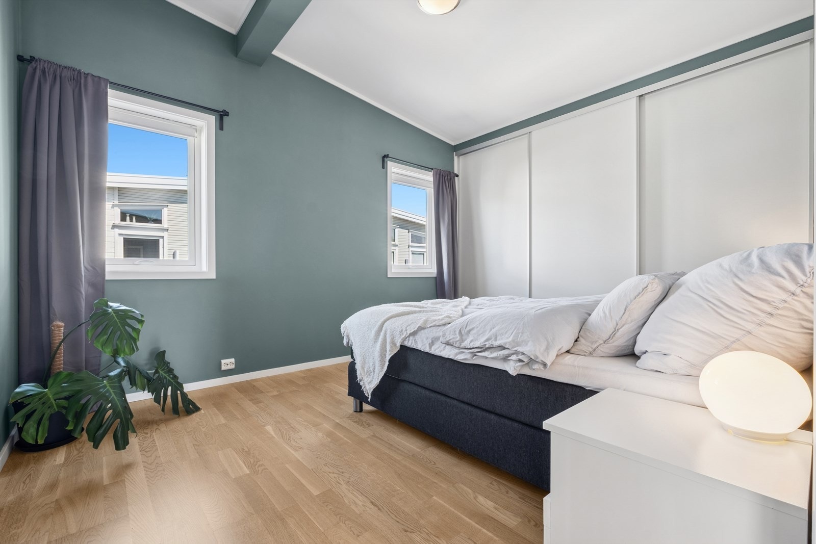 Hovedsoverommet er av god størrelse og har mye oppbevaringsplass i stor skyvedørsgarderobe. Galleribilde