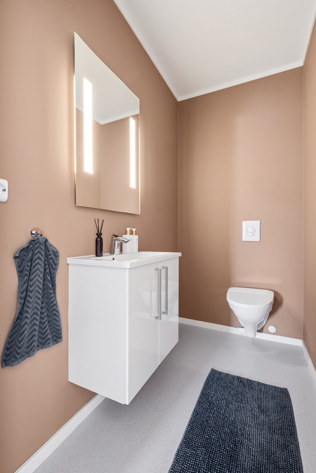 Leiligheten har i tillegg et praktisk og separat toalettrom. Galleribilde