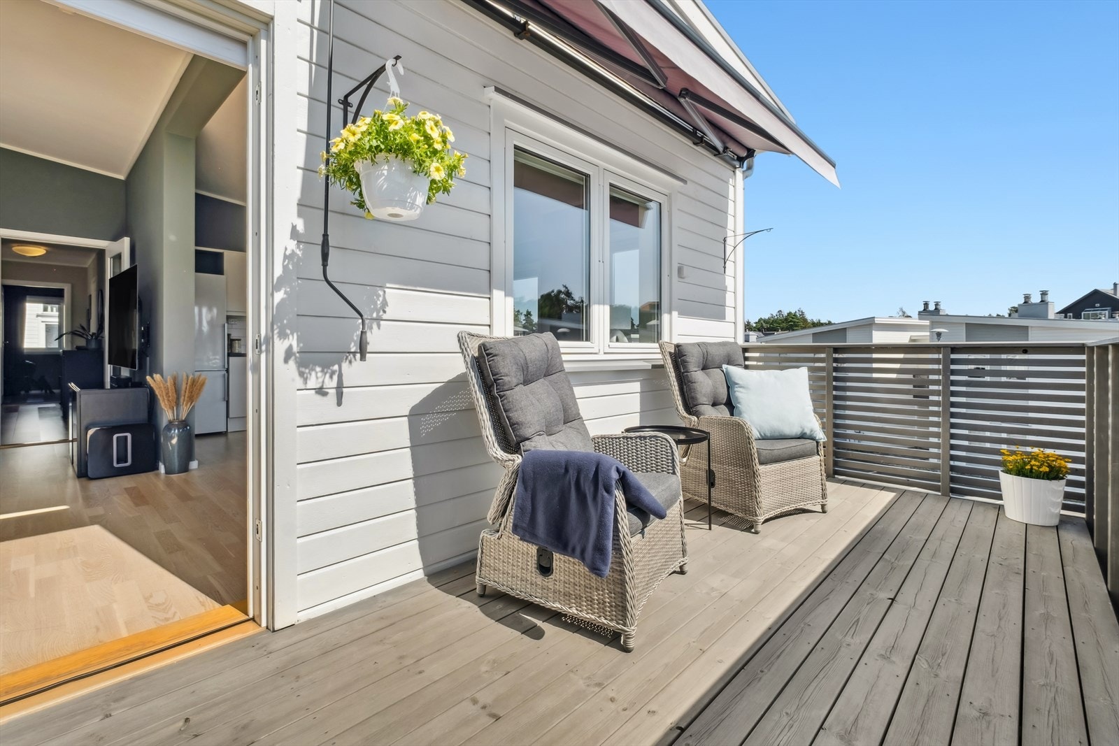 Leiligheten har en solrik sørvestvendt veranda som gir deg herlige solforhold i sommersesongen. Galleribilde